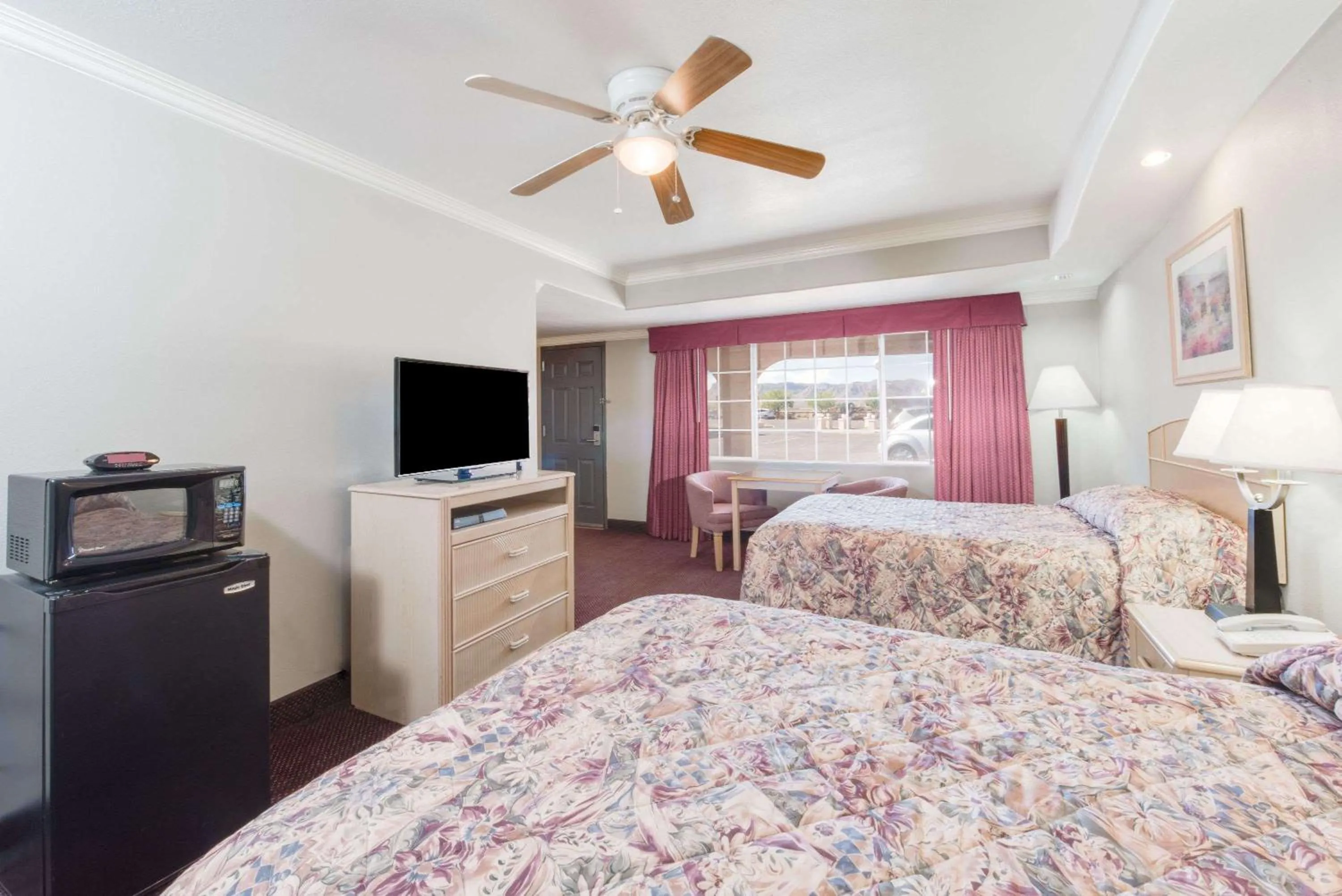 Photo of the whole room, Bed in Knights Inn Van Horn