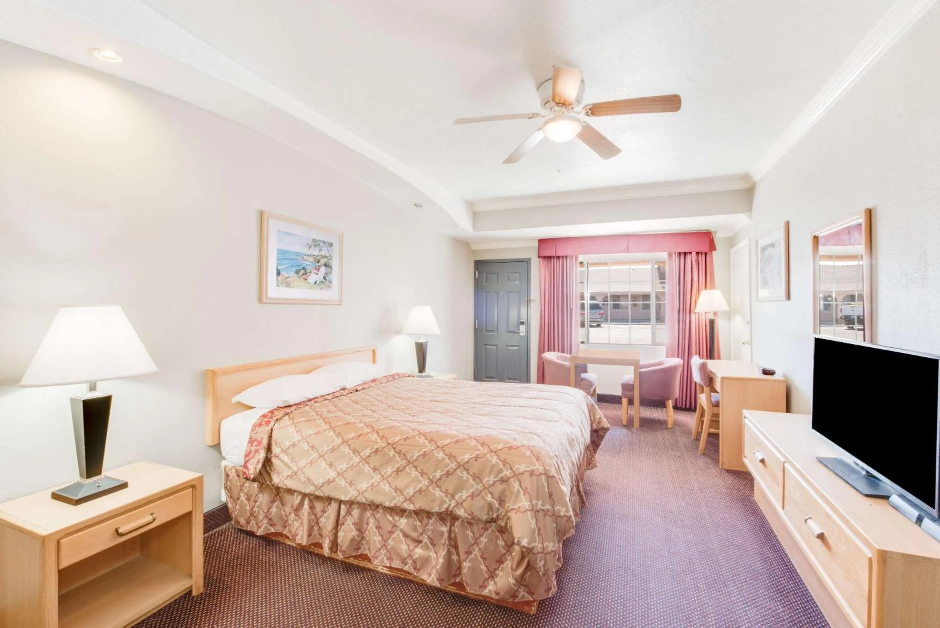 Photo of the whole room, Bed in Knights Inn Van Horn