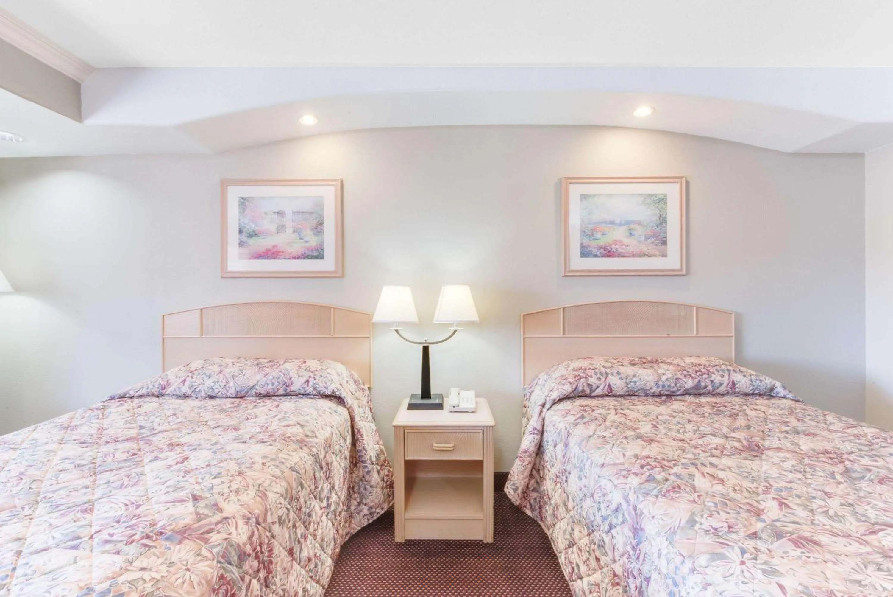 Photo of the whole room, Bed in Knights Inn Van Horn