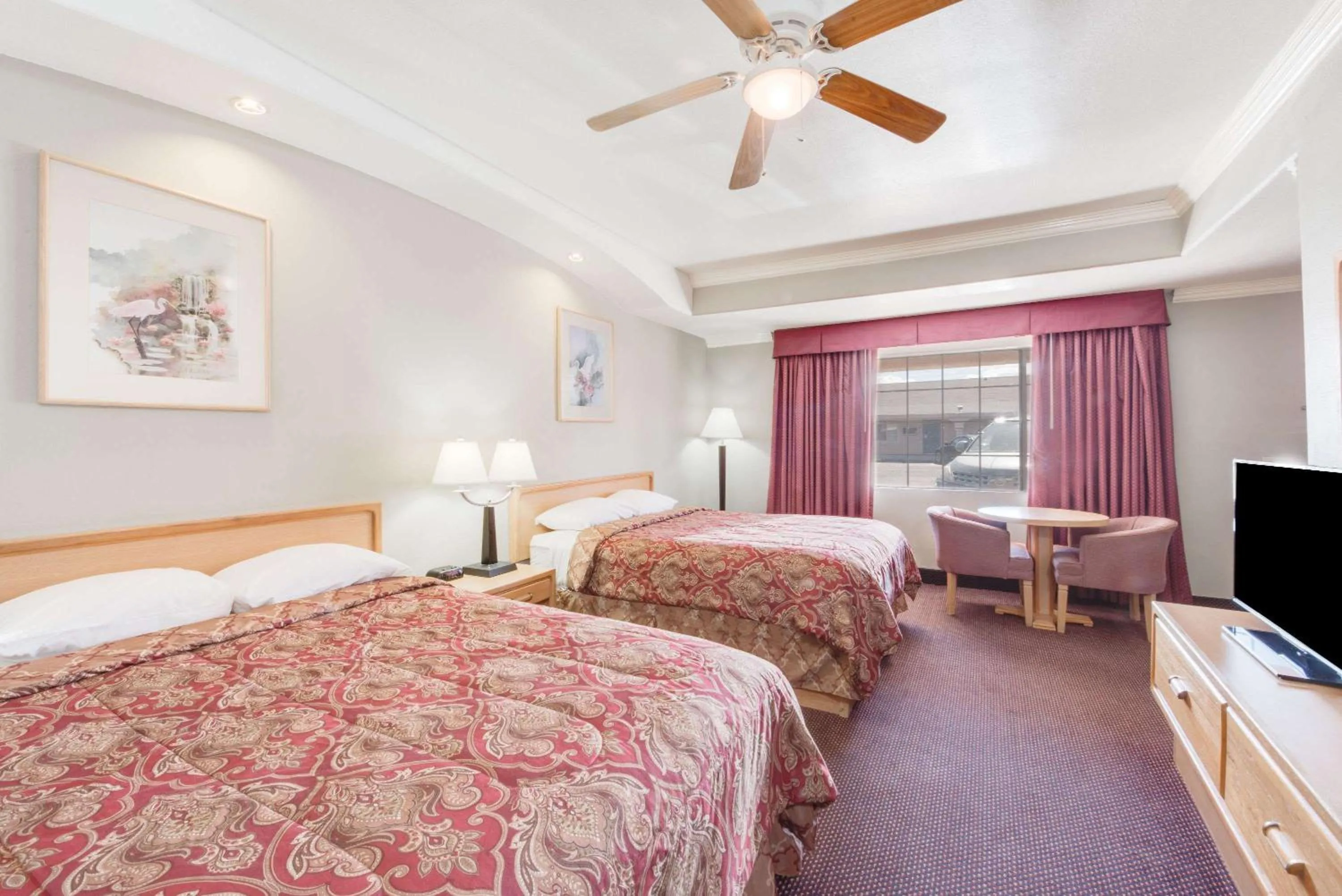 Photo of the whole room, Bed in Knights Inn Van Horn