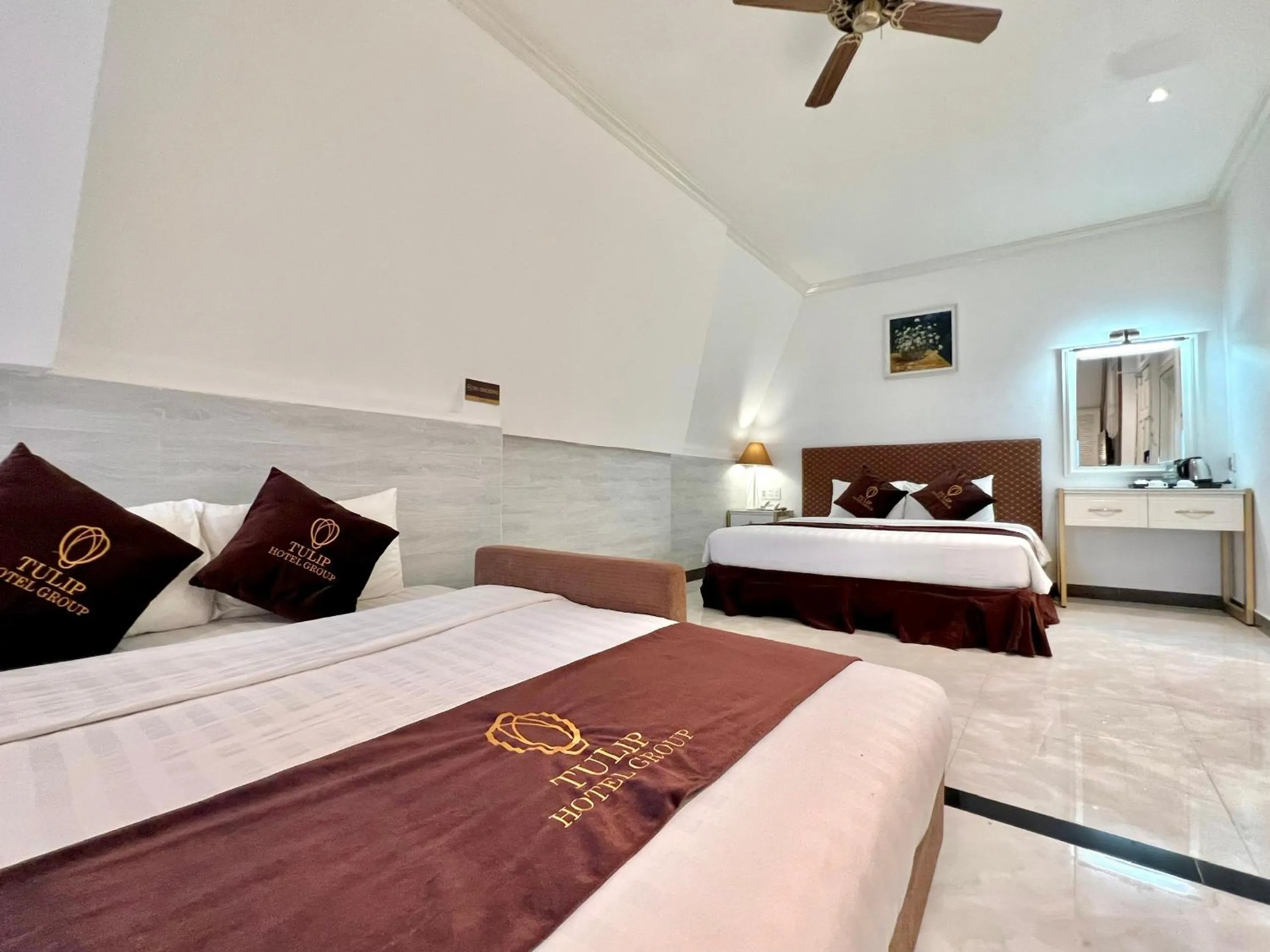 Bed in Tulip City View