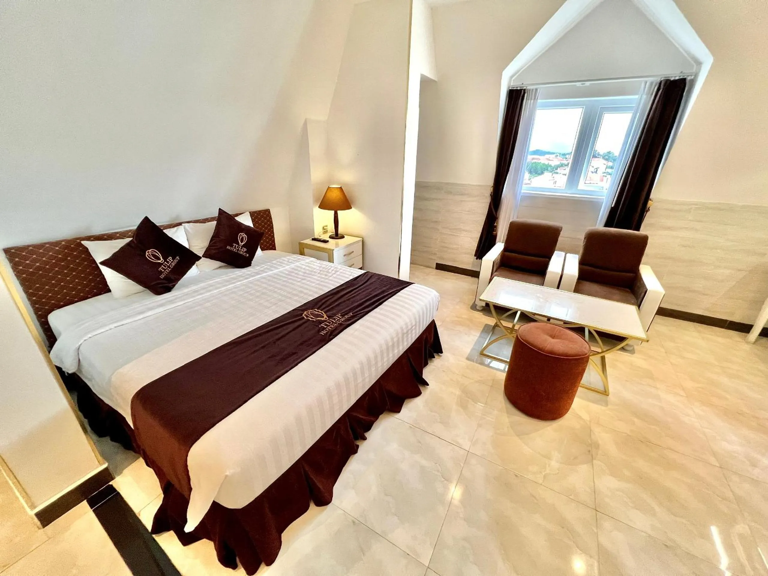 Bed in Tulip City View