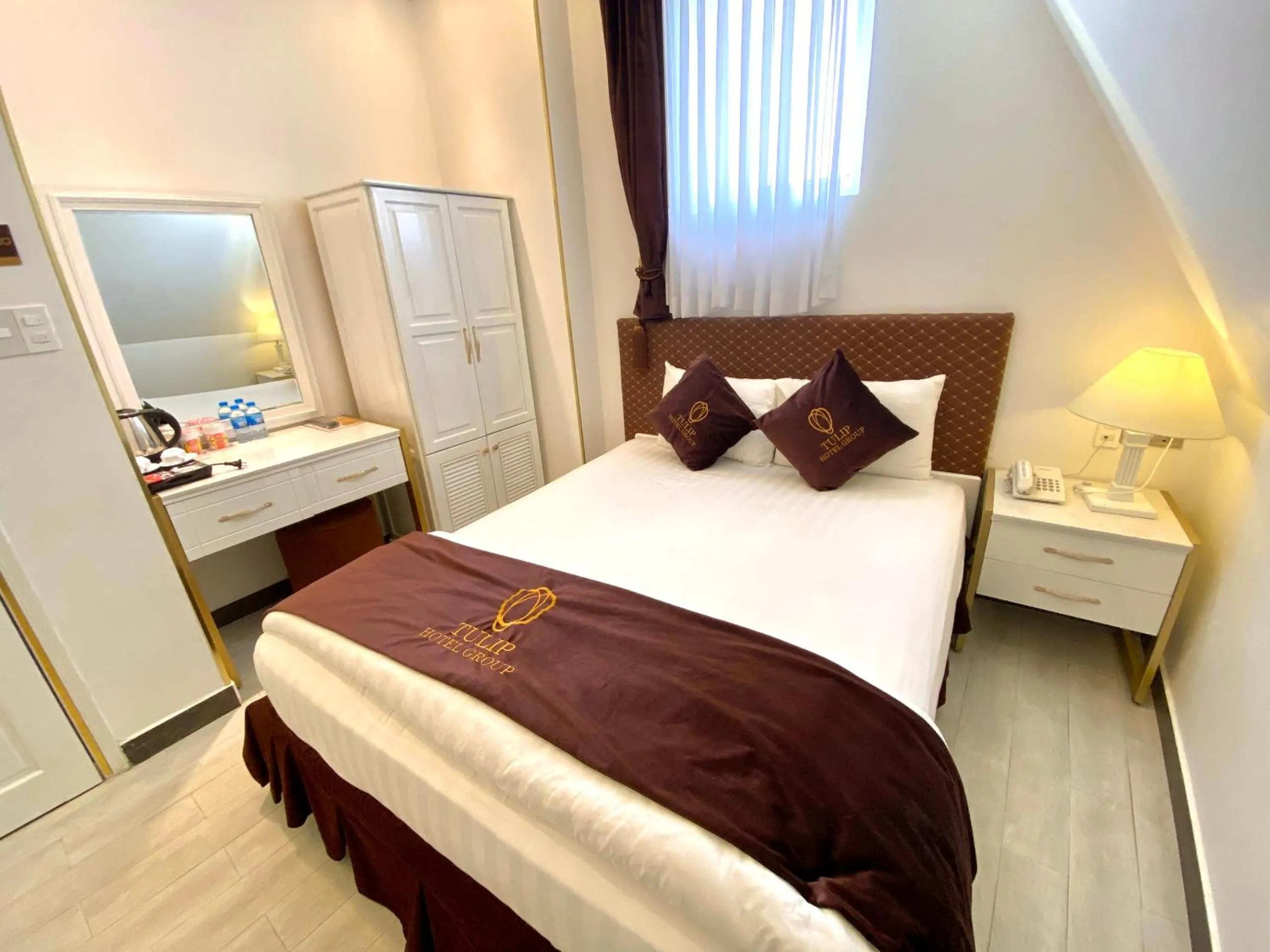 Bed in Tulip City View