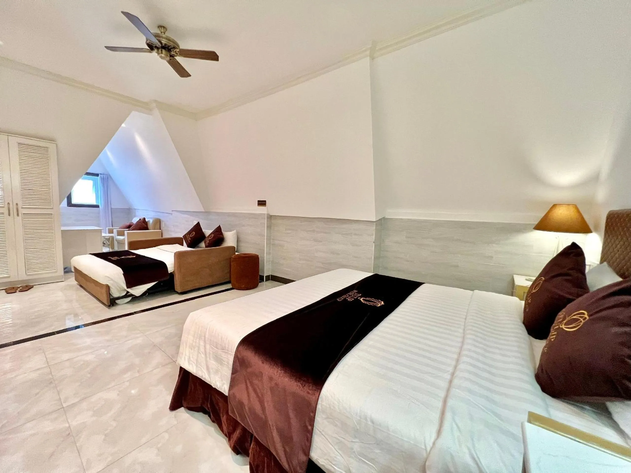 Bed in Tulip City View