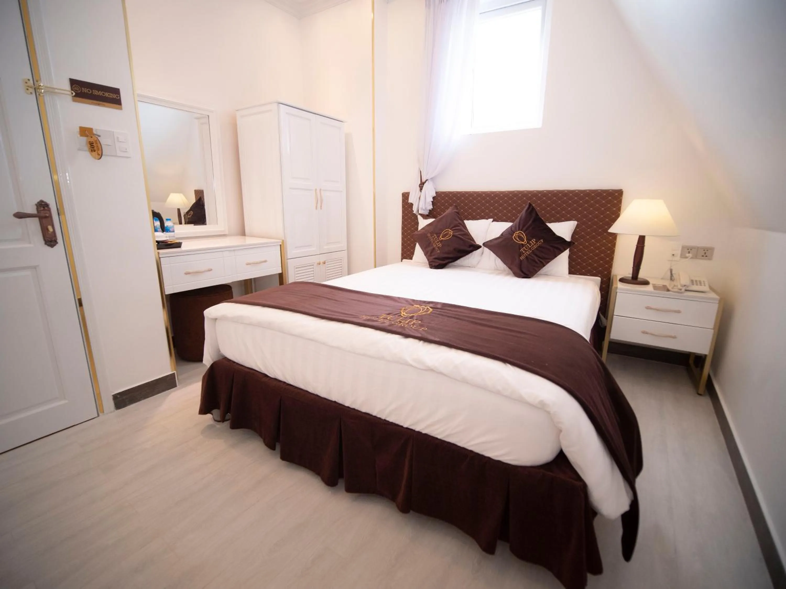 Bed in Tulip City View