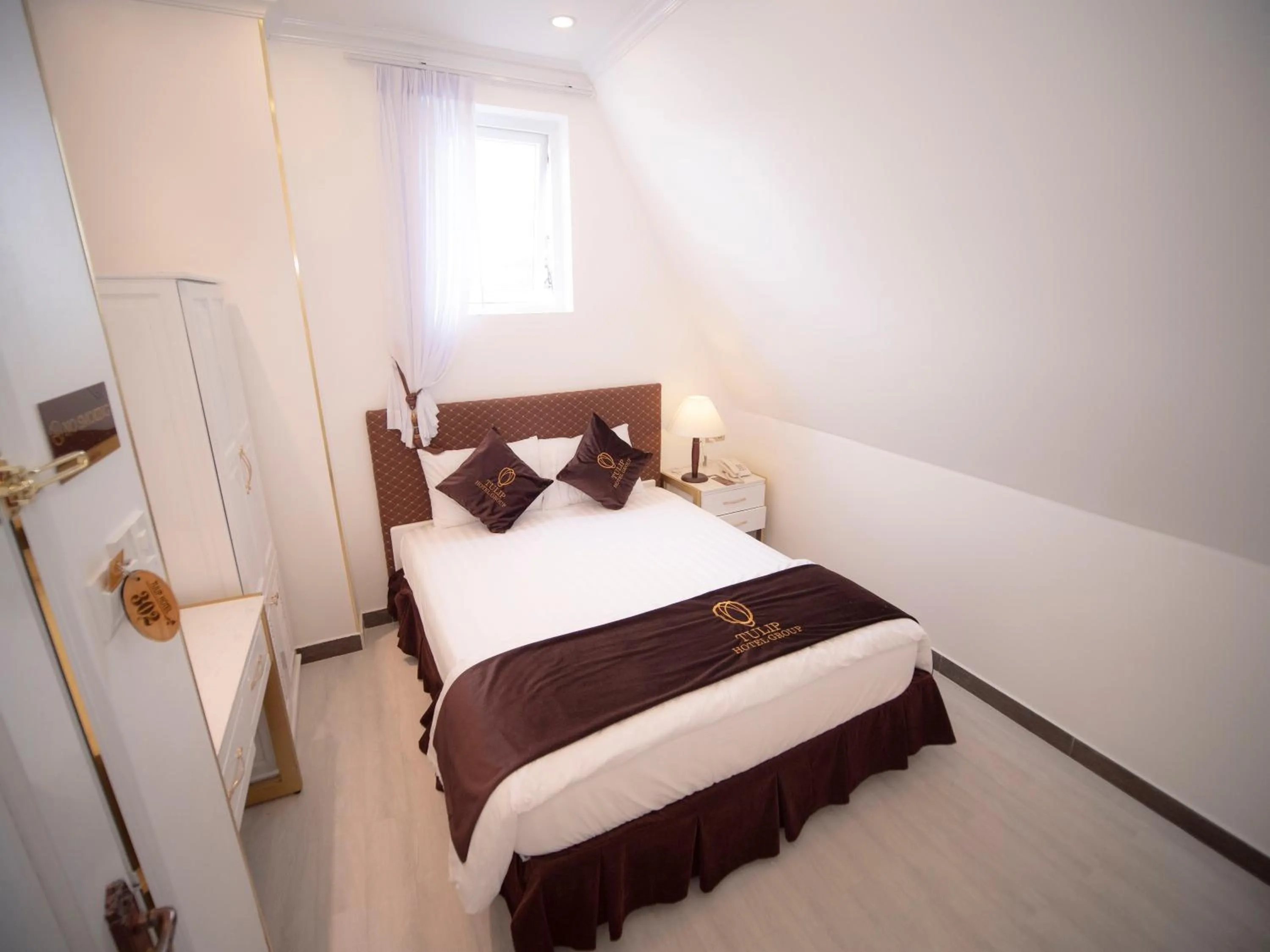 Bed in Tulip City View