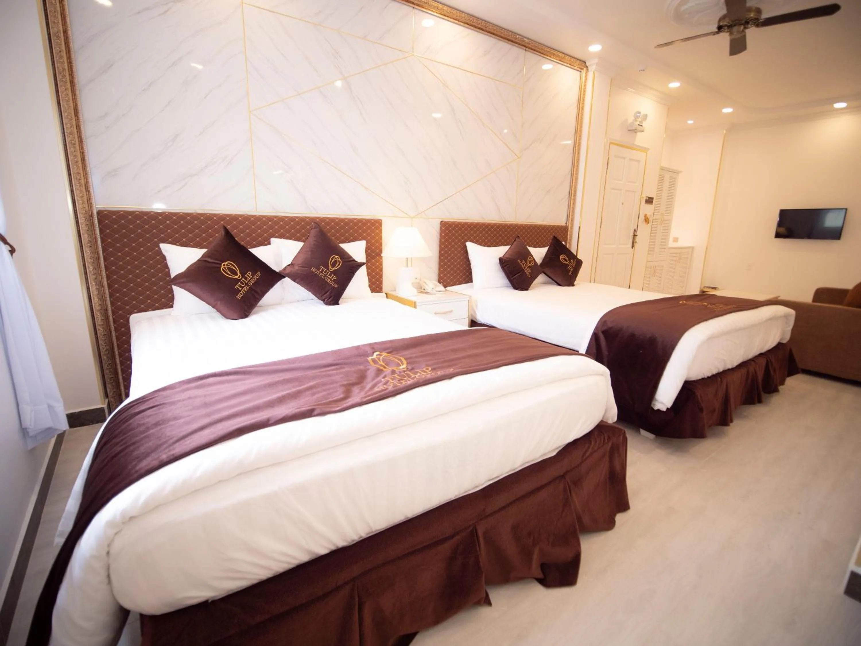 Bed in Tulip City View