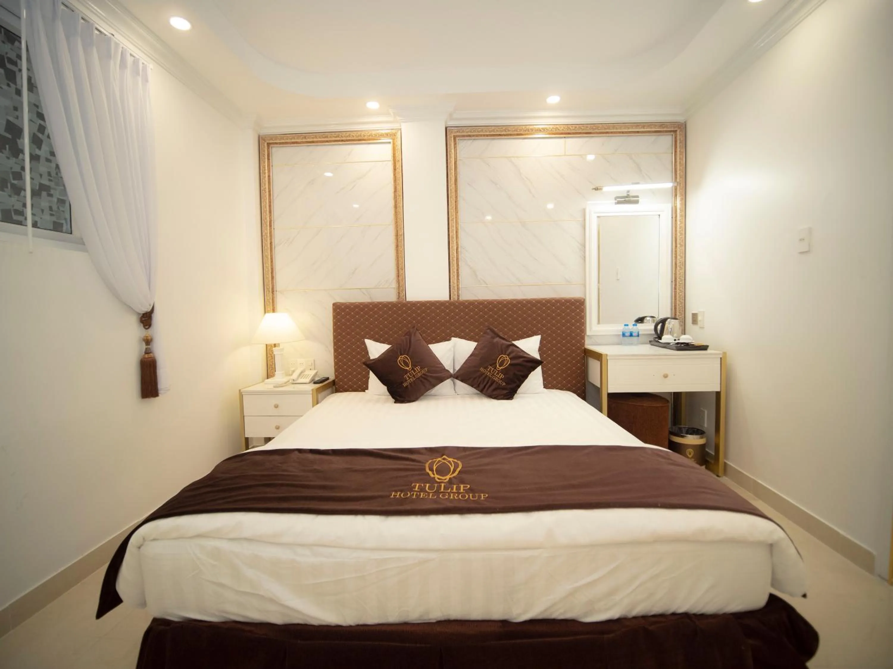 Bed in Tulip City View