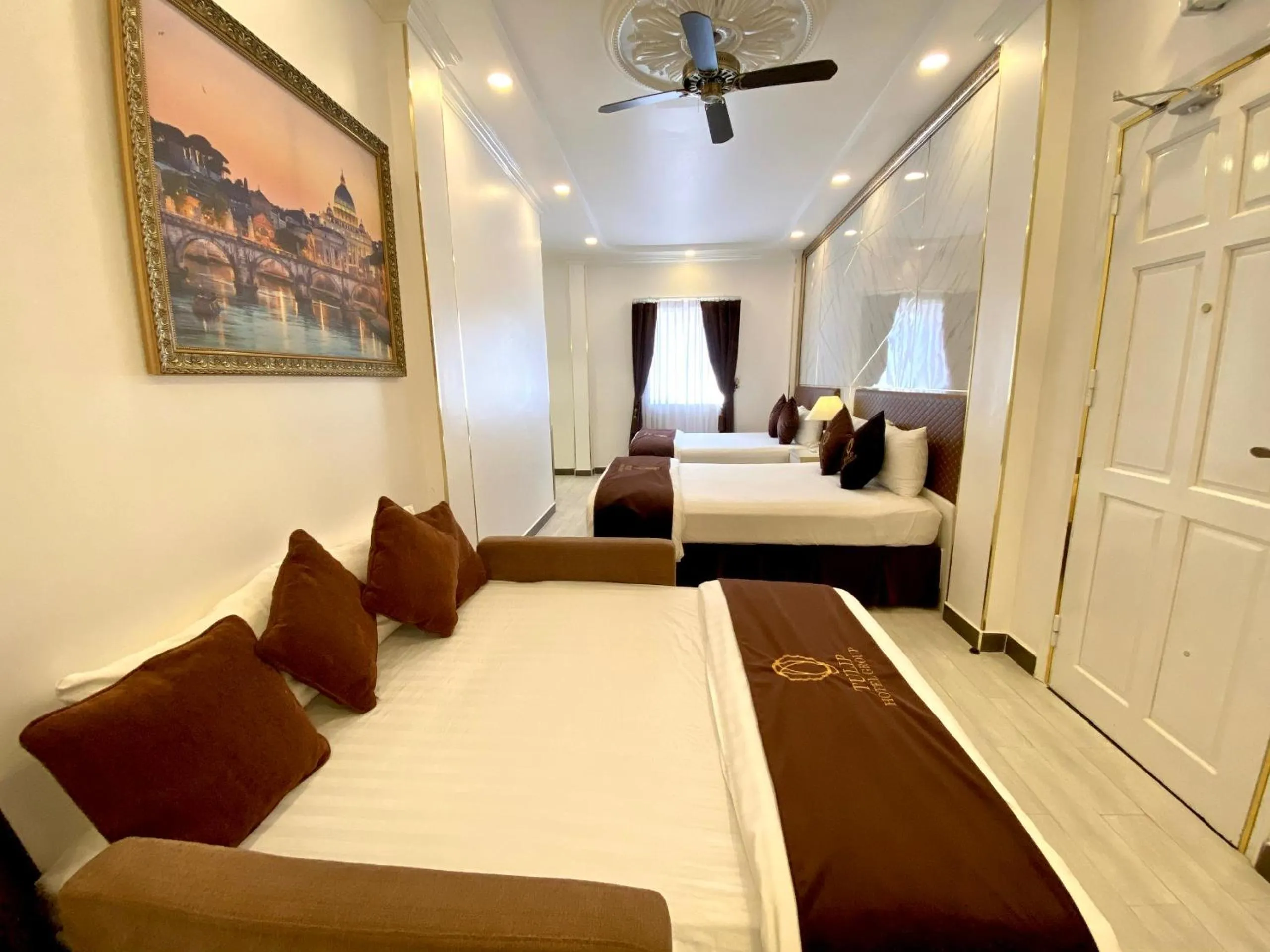 Bed in Tulip City View