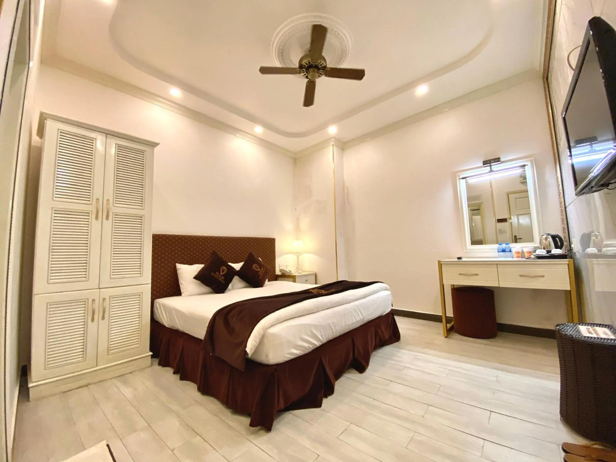 Bed in Tulip City View