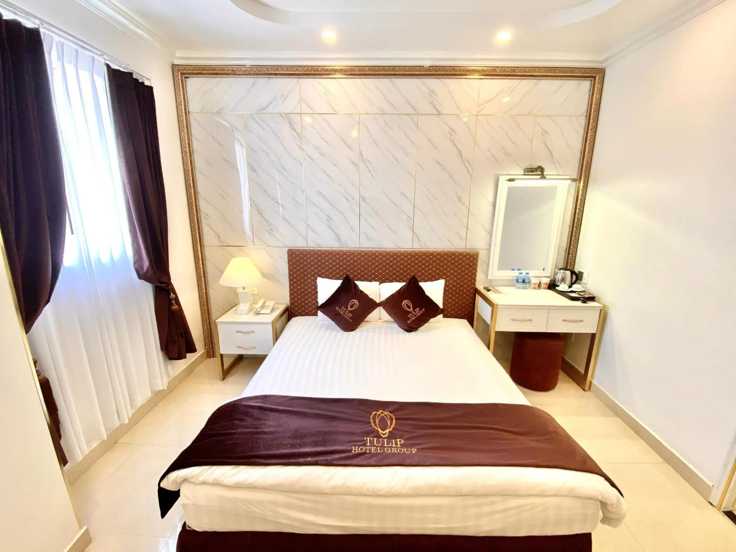 Bed in Tulip City View