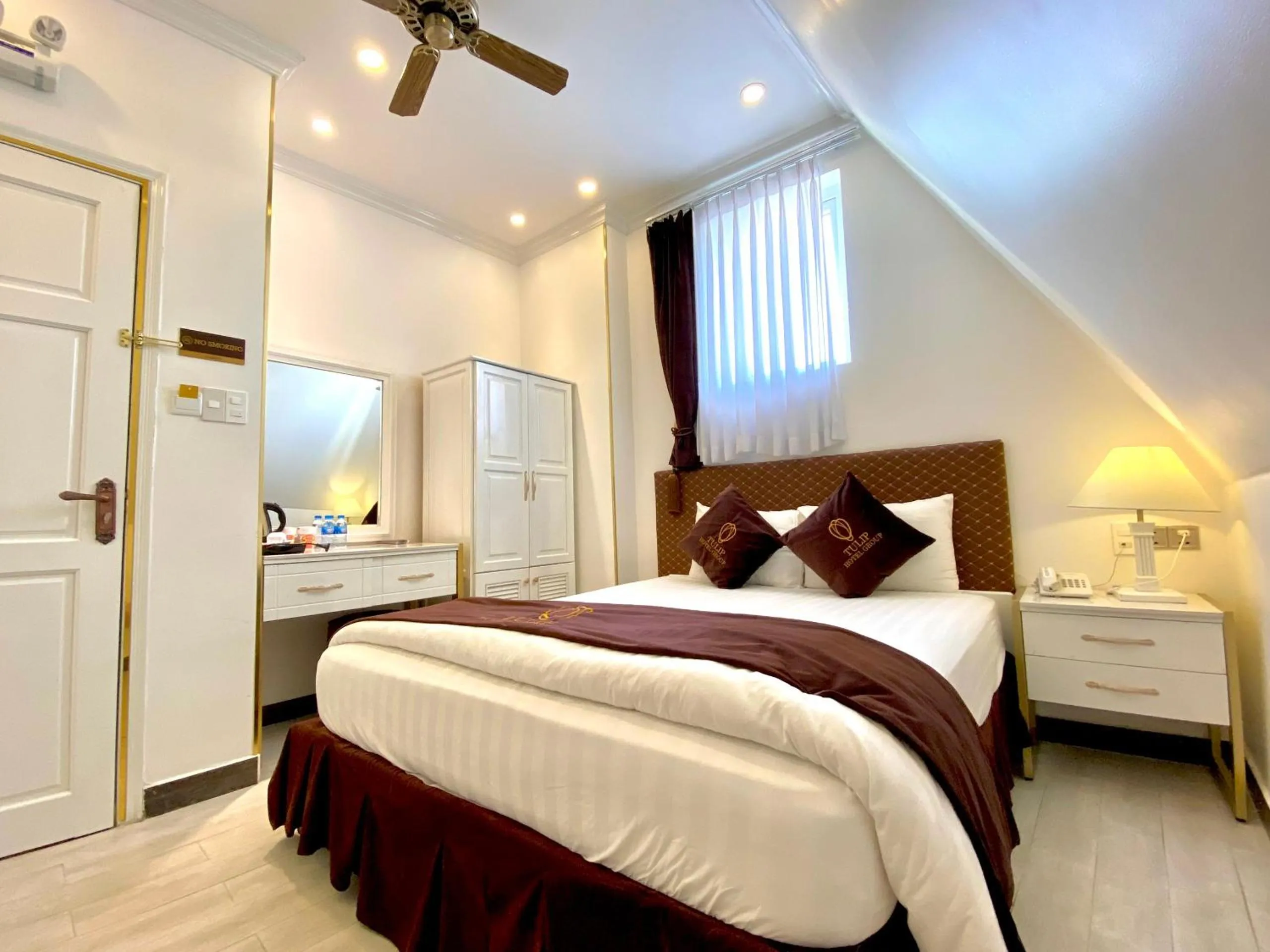 Bed in Tulip City View