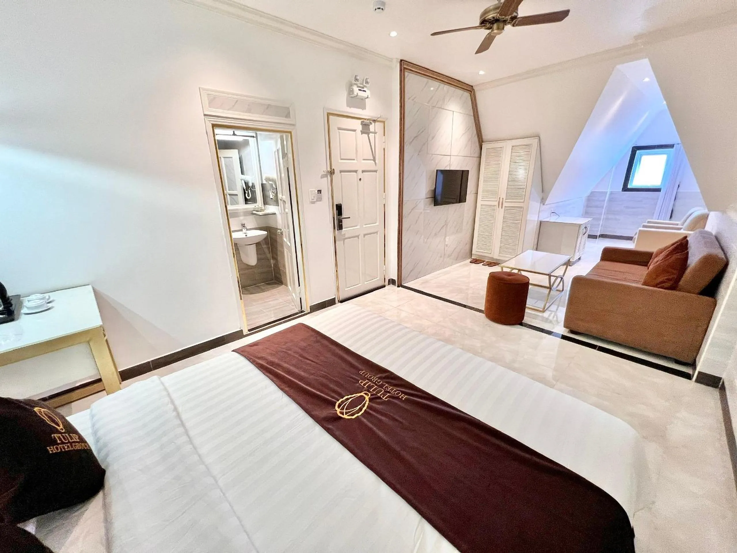 Bed in Tulip City View