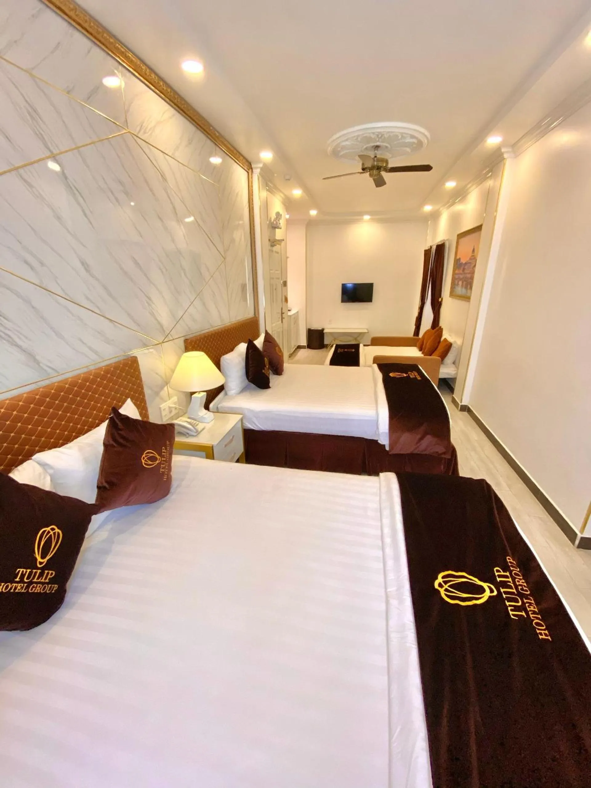 Bed in Tulip City View