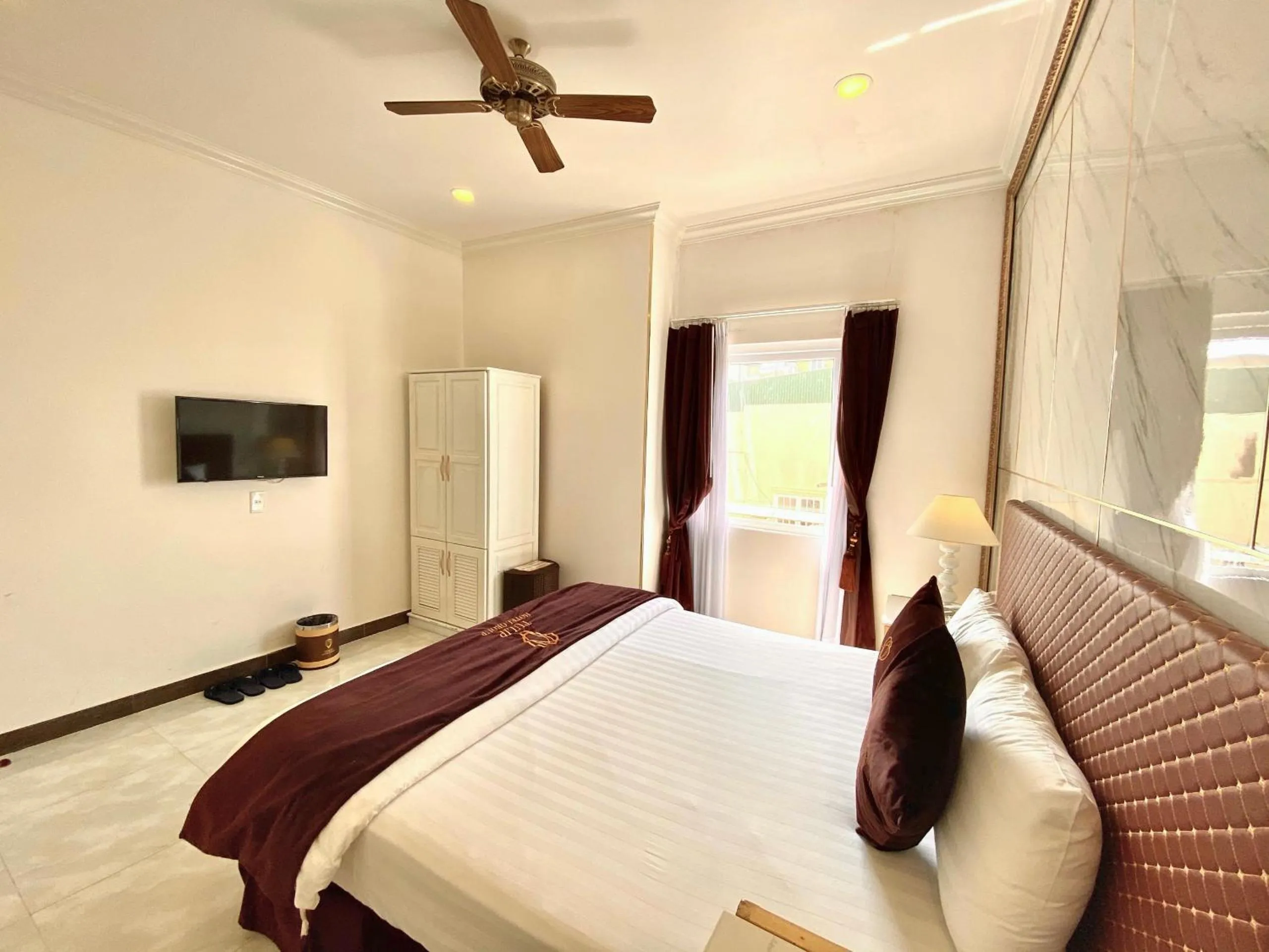 Bed in Tulip City View