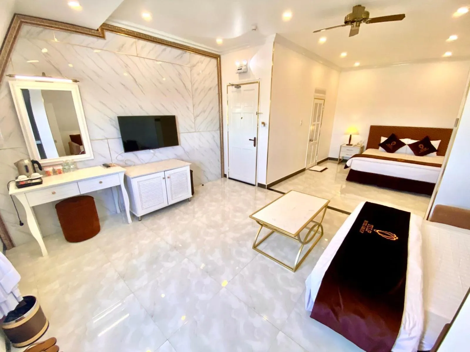 Bed in Tulip City View