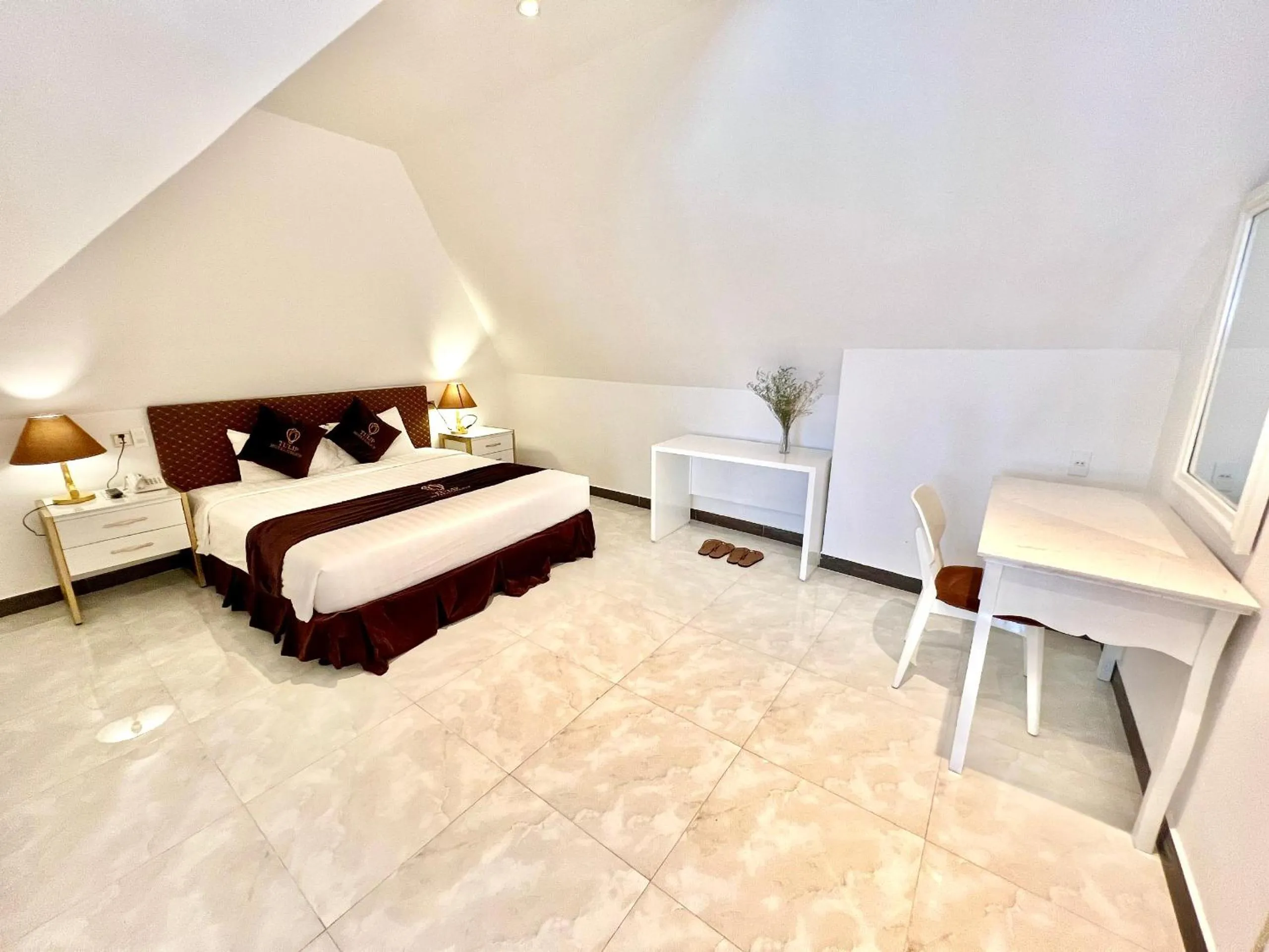 Bed in Tulip City View