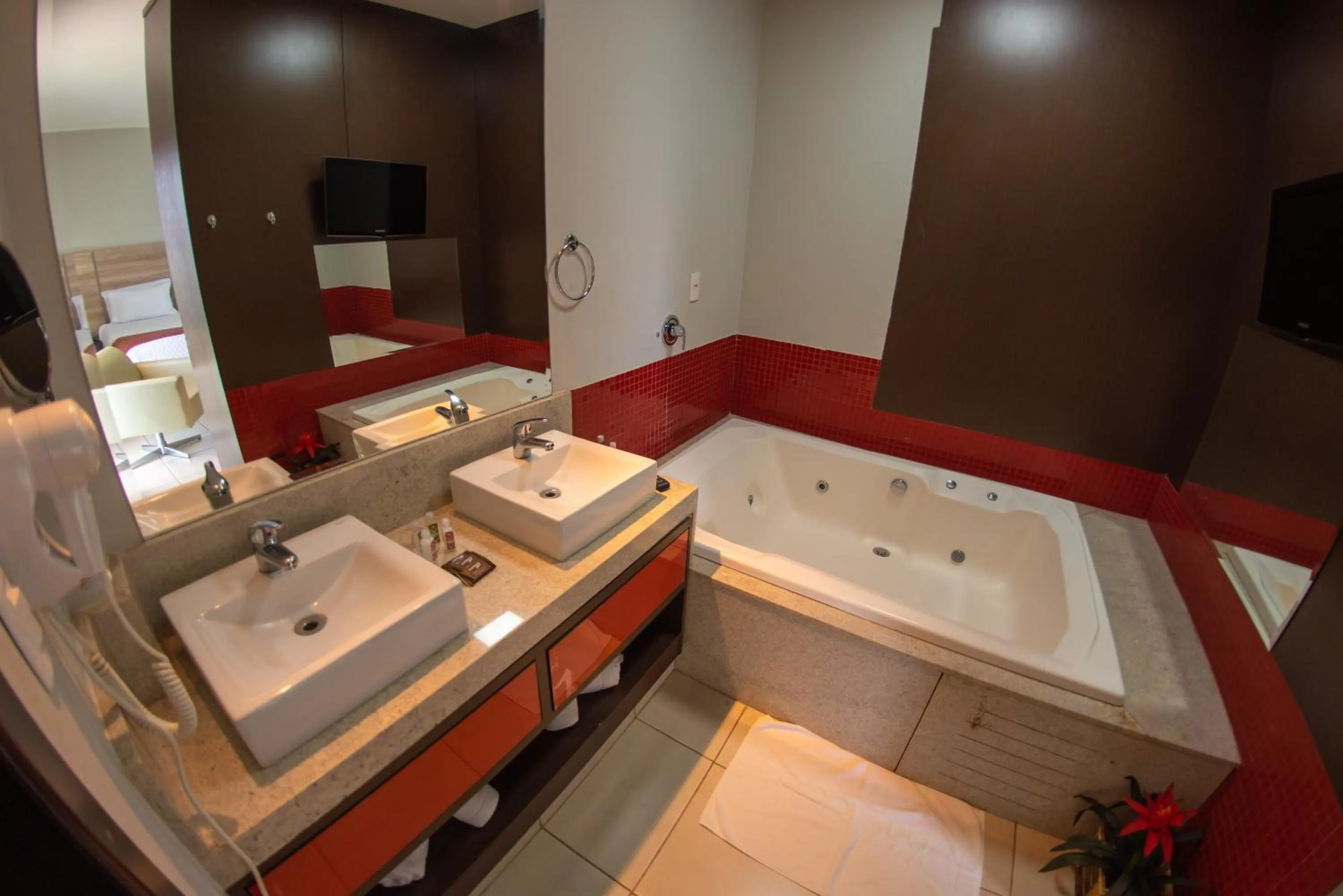 Hot Tub, Bed in Hotel Eldorado