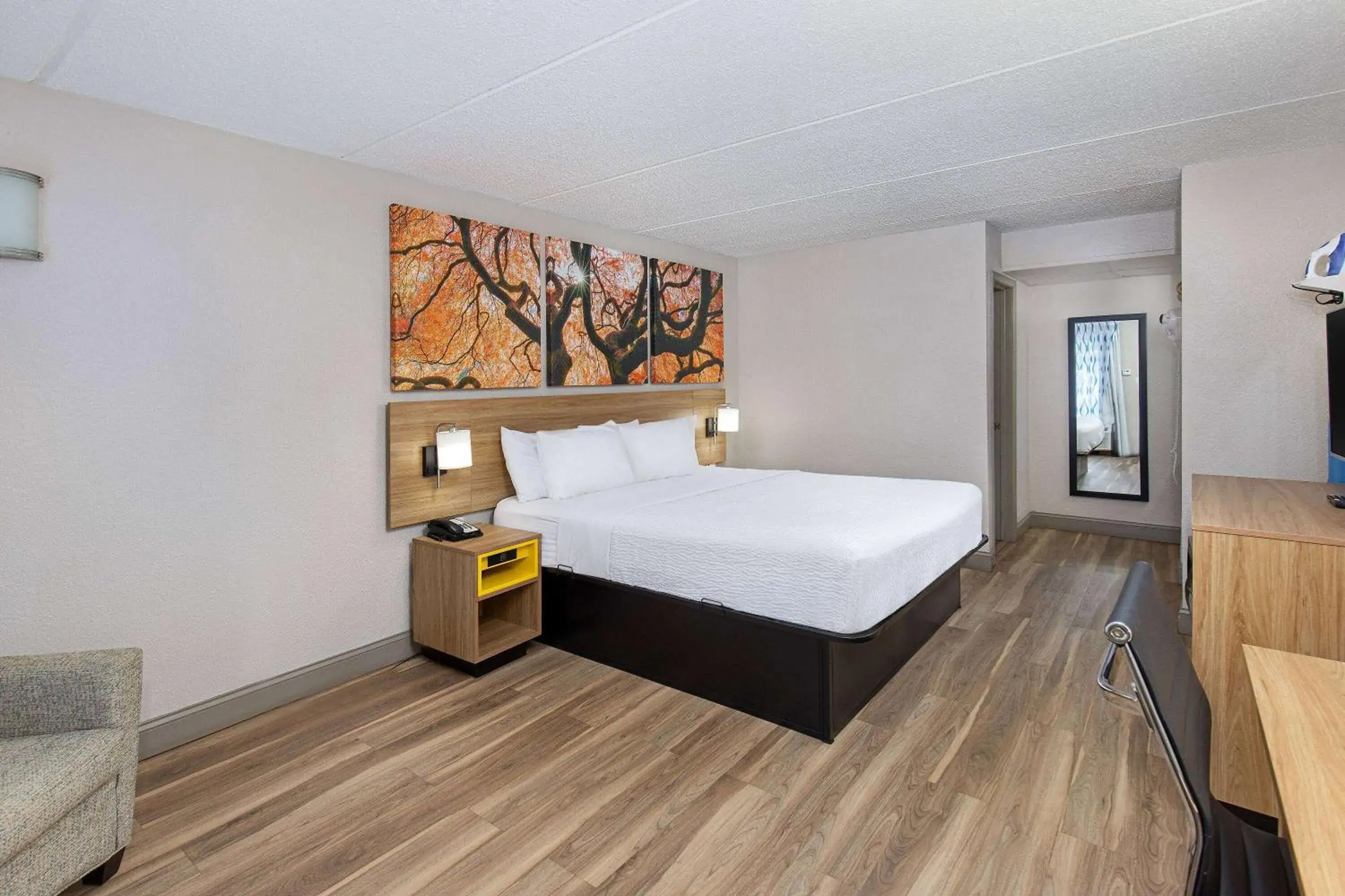 King Room - Smoking in Days Inn by Wyndham Knoxville North King Room - Smoking in Days Inn by Wyndham Knoxville North