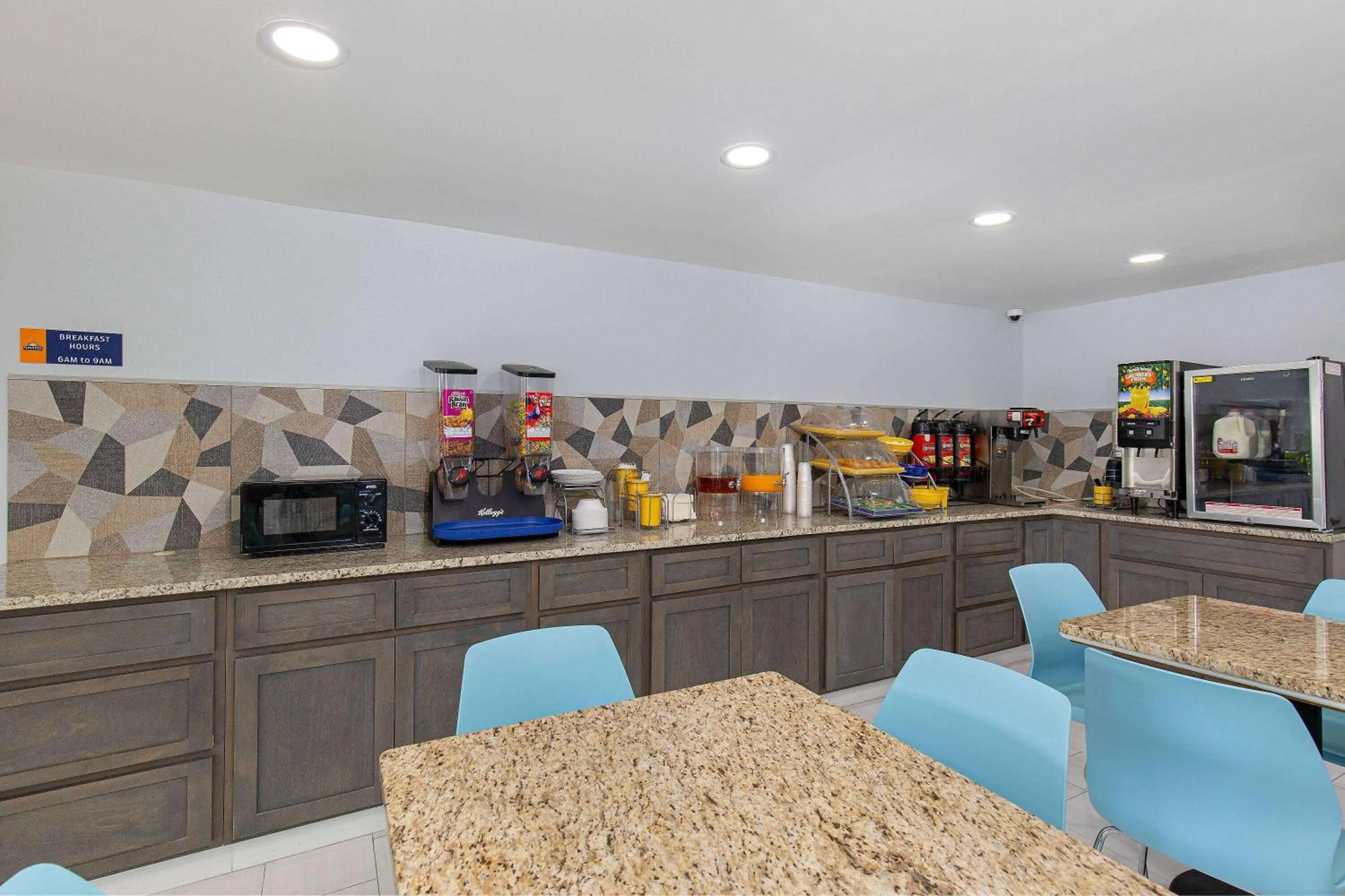 Coffee/tea facilities in Days Inn by Wyndham Knoxville North