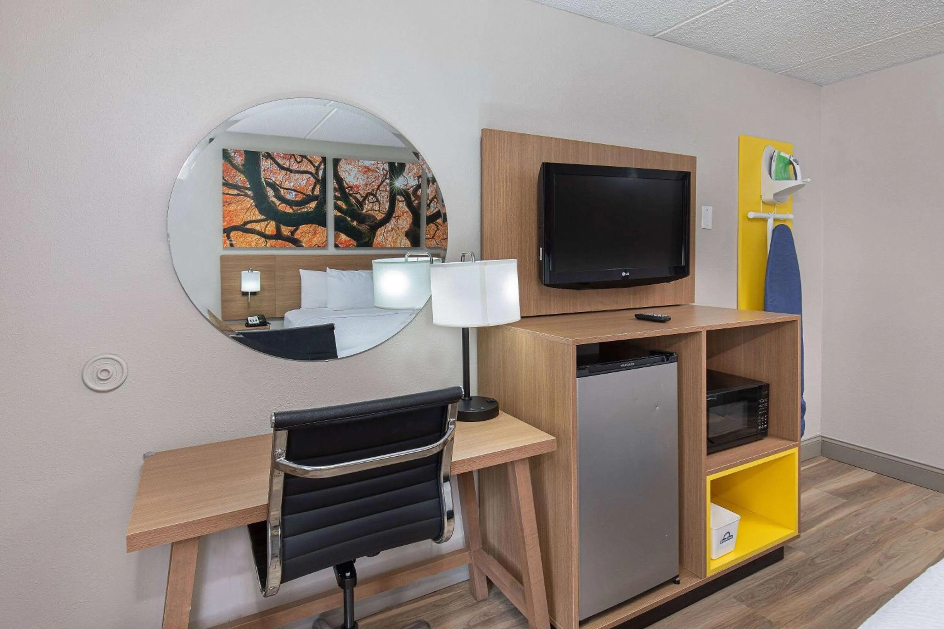 TV and multimedia in Days Inn by Wyndham Knoxville North