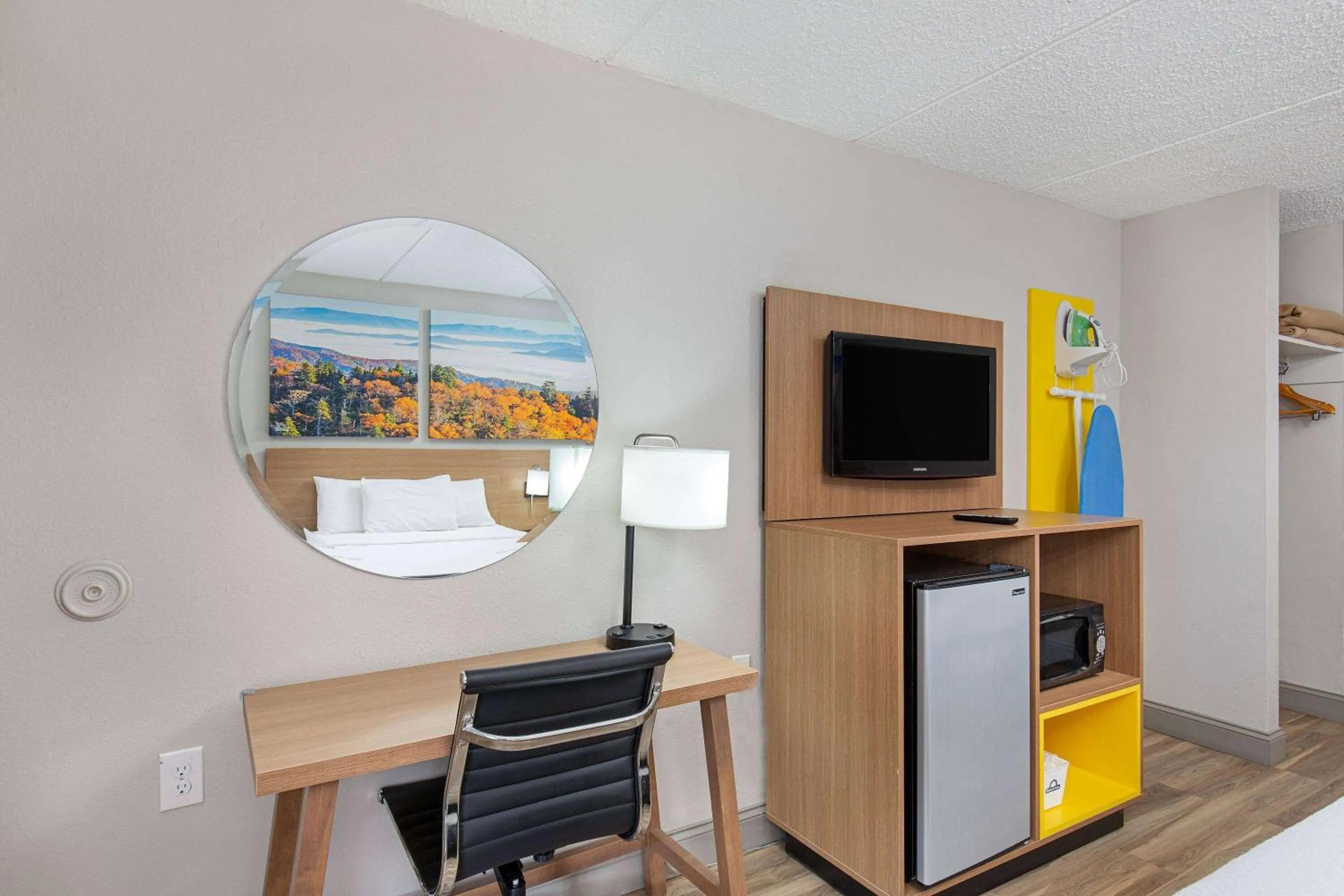 Photo of the whole room in Days Inn by Wyndham Knoxville North