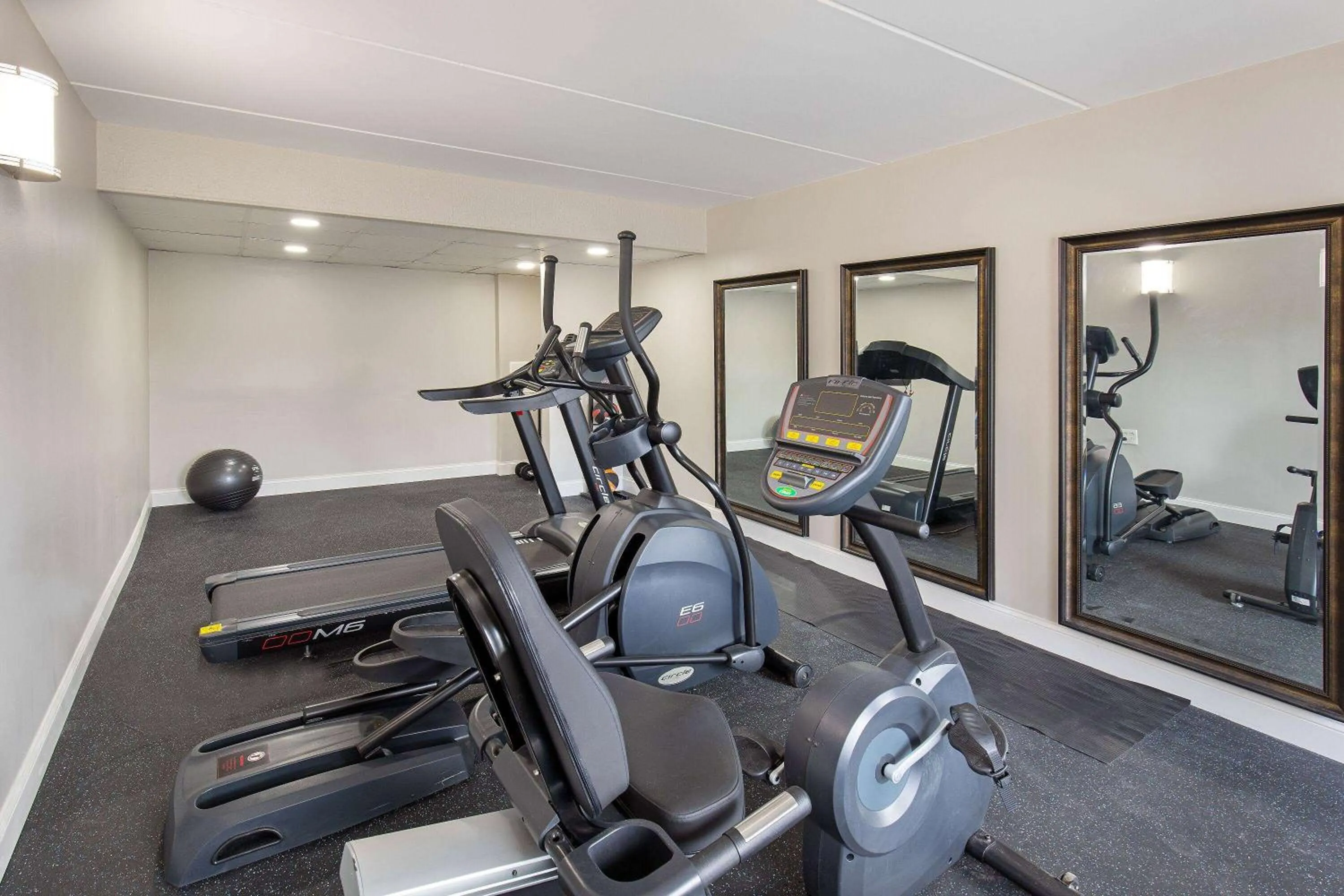 Fitness centre/facilities in Days Inn by Wyndham Knoxville North