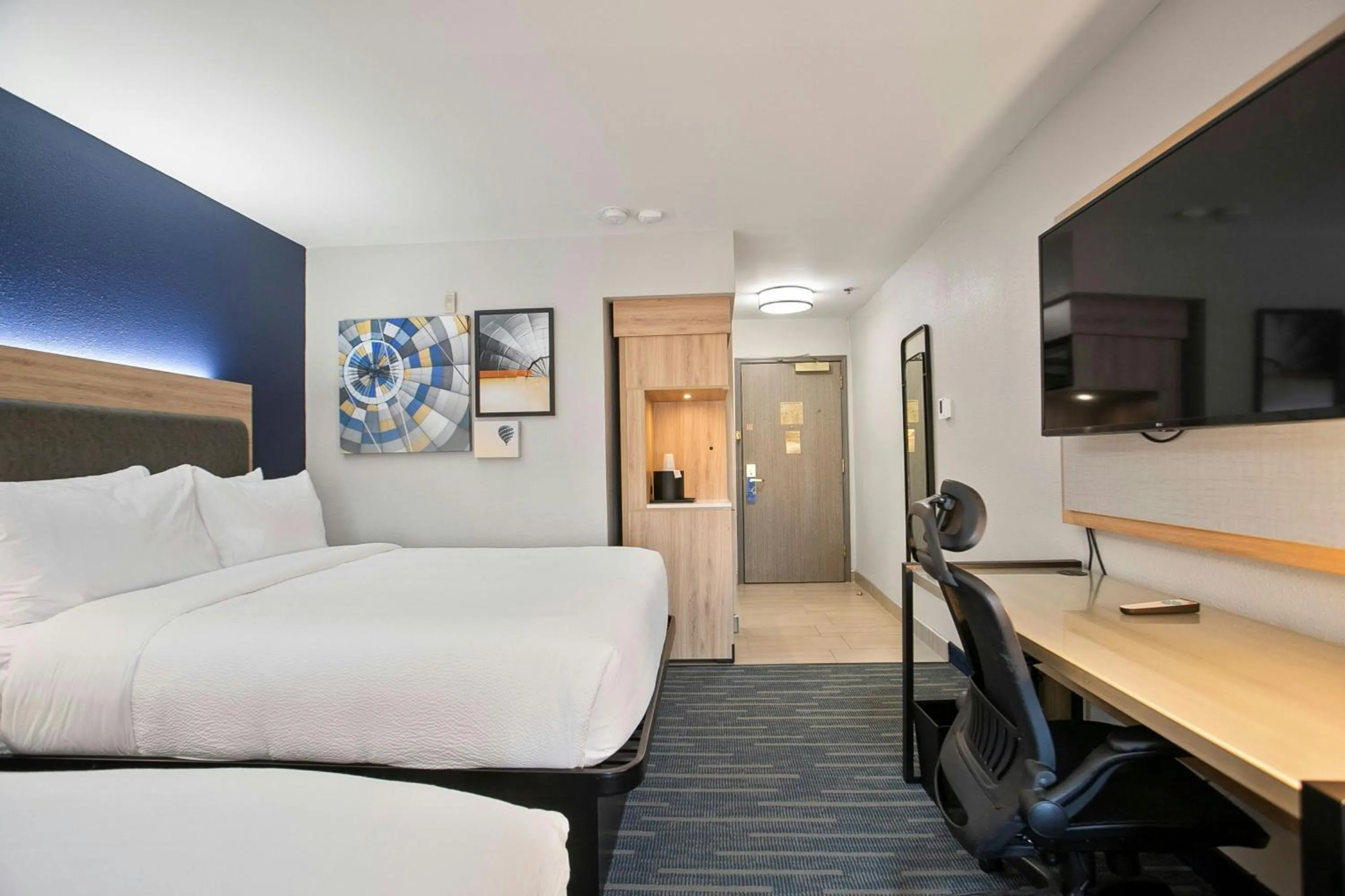 Photo of the whole room, Bed in City Express by Marriott Duluth