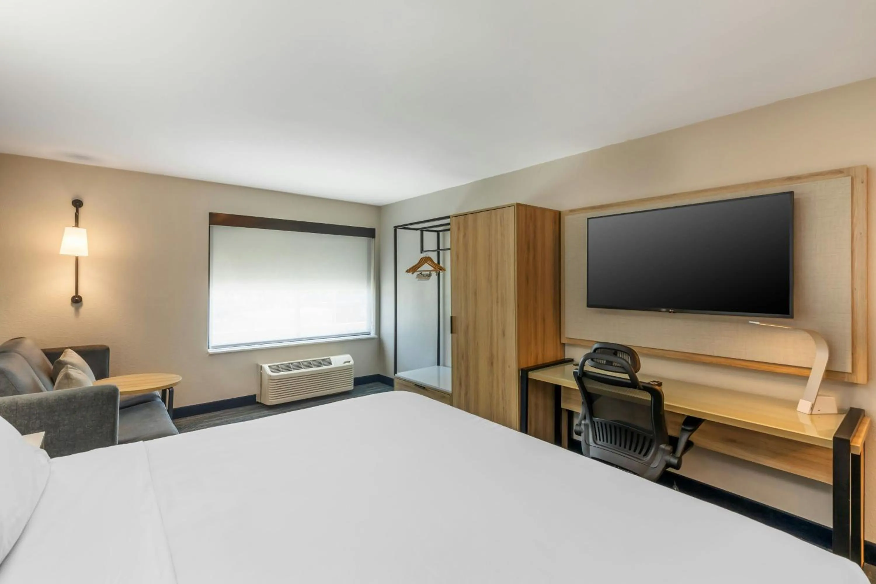 Photo of the whole room, Bed in Sugarloaf Hotel & Suites Duluth