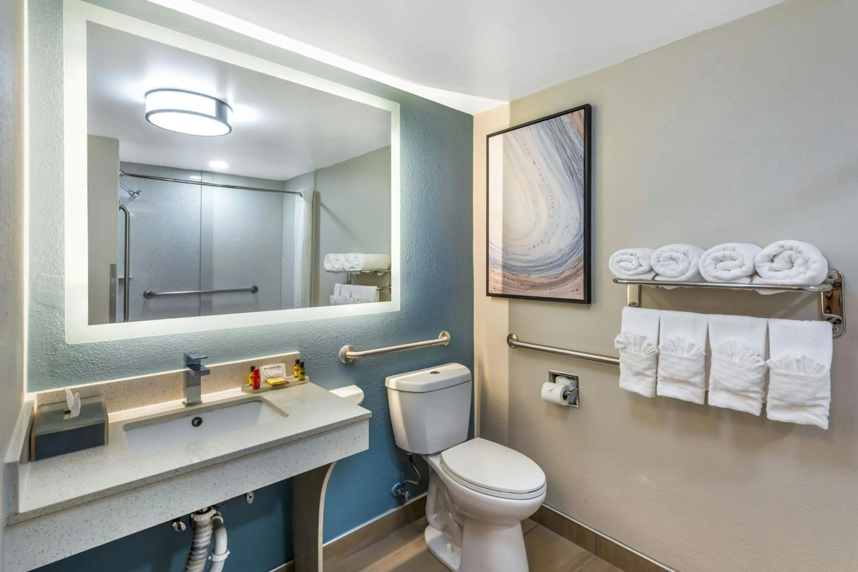 Bathroom in Sugarloaf Hotel & Suites Duluth