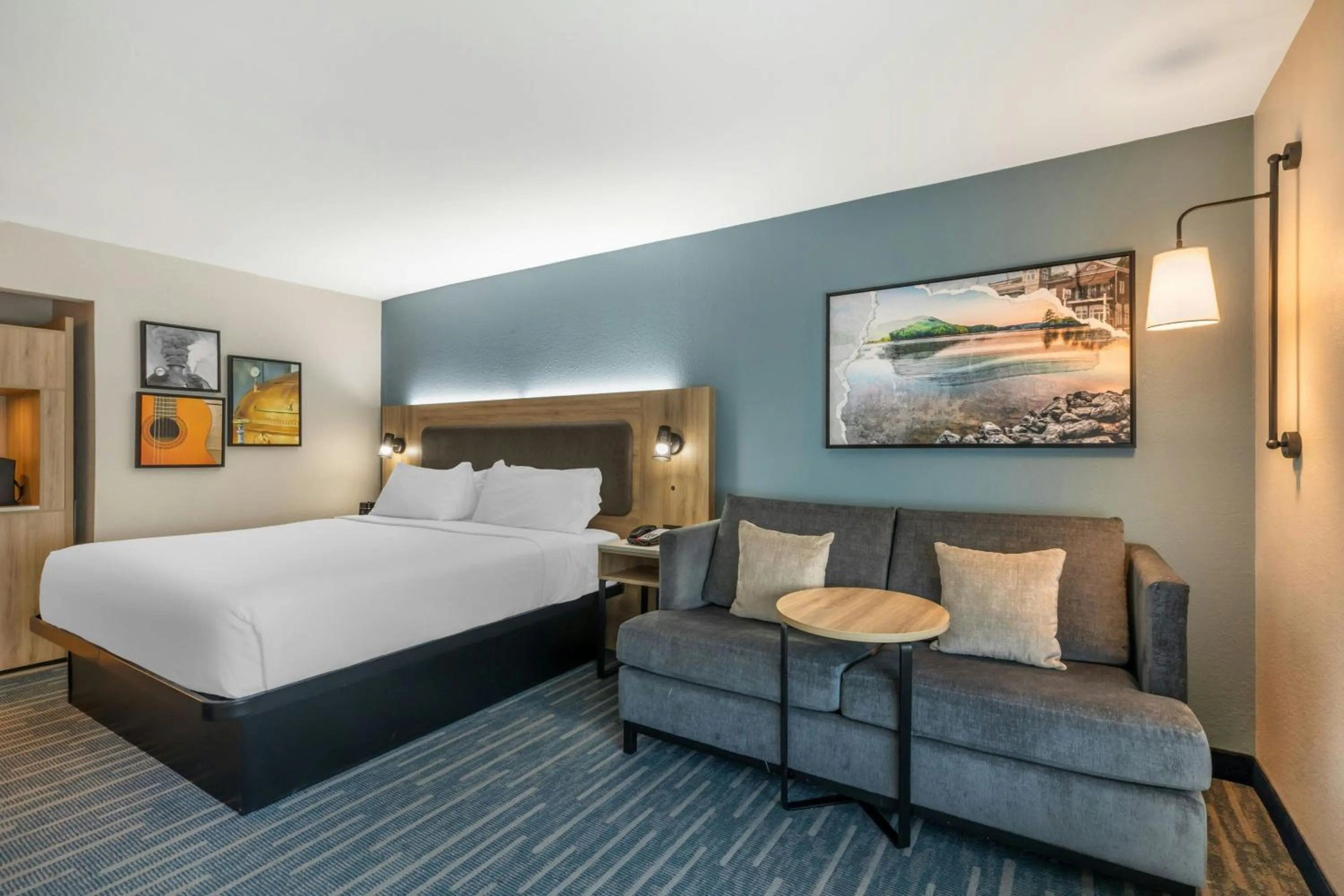 Photo of the whole room, Bed in Sugarloaf Hotel & Suites Duluth