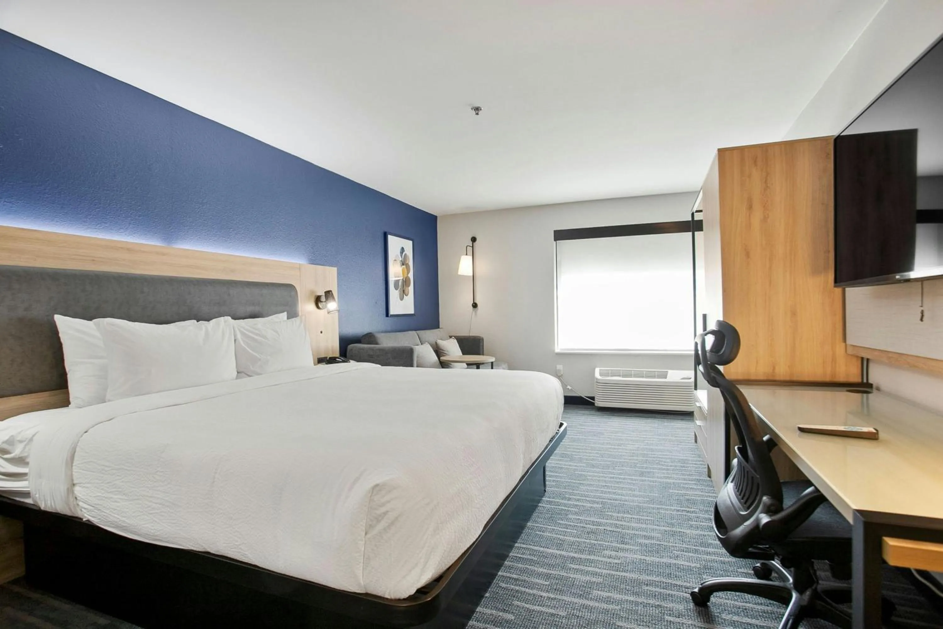 Photo of the whole room, Bed in City Express by Marriott Duluth