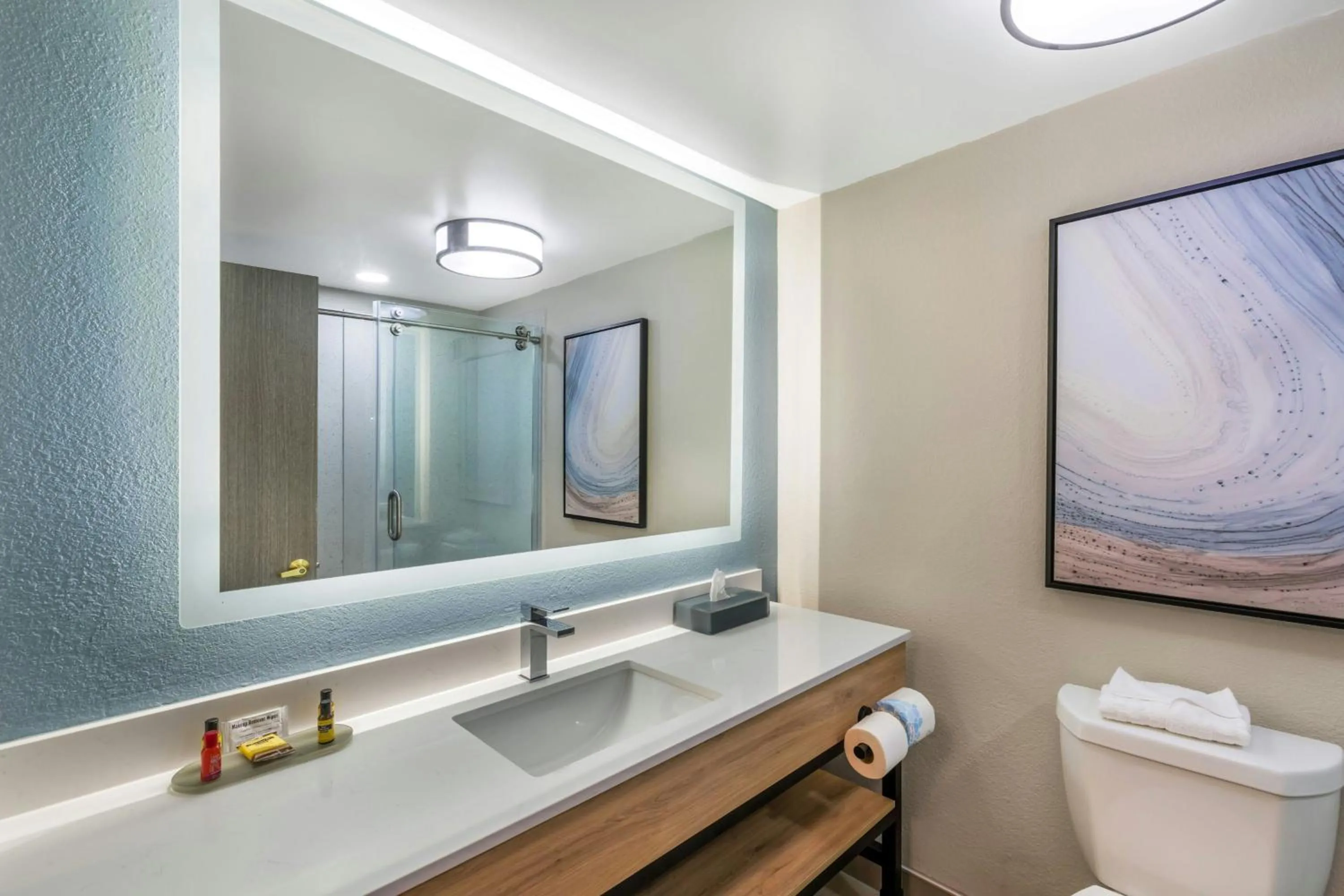 Photo of the whole room in Sugarloaf Hotel & Suites Duluth