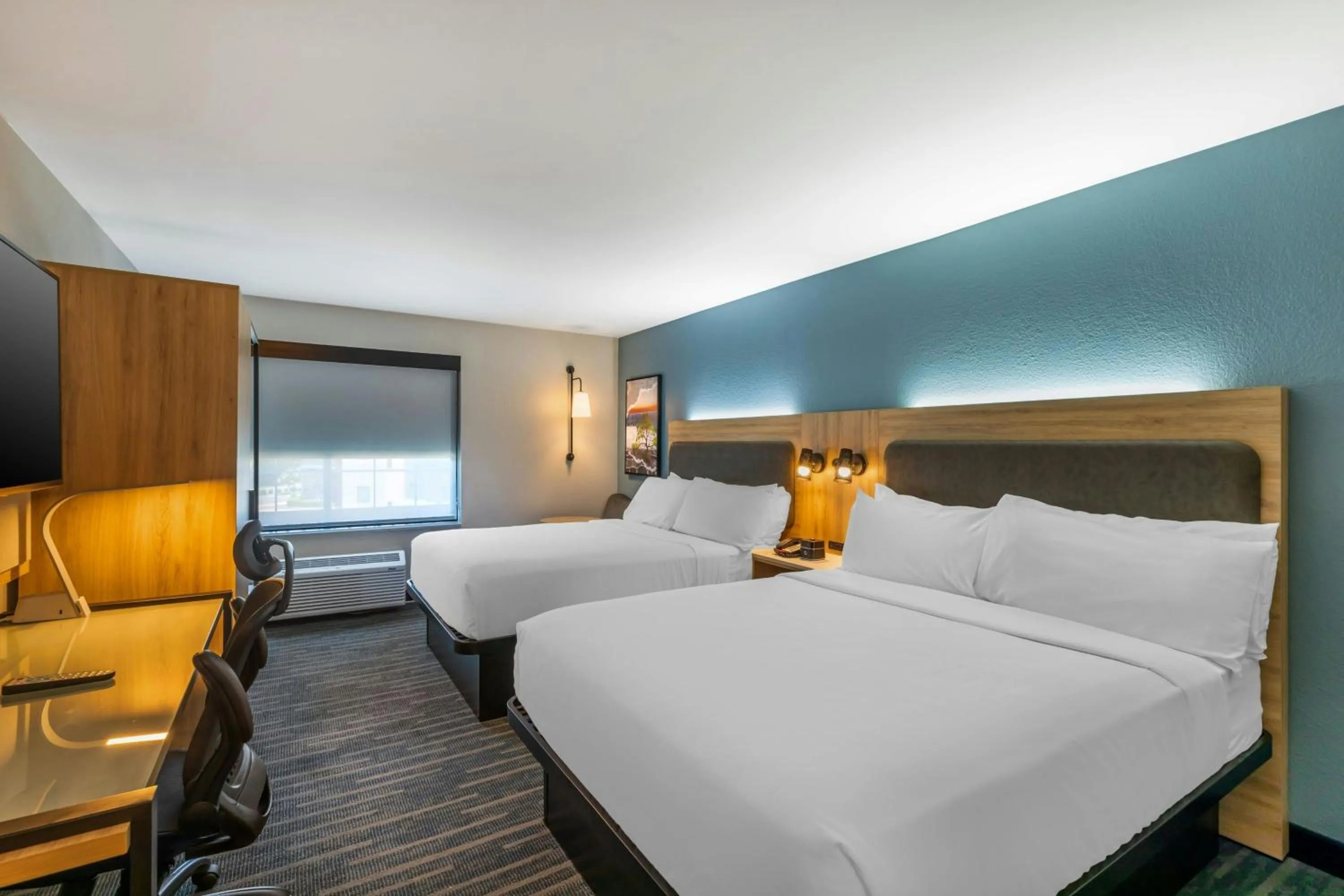 Photo of the whole room, Bed in Sugarloaf Hotel & Suites Duluth