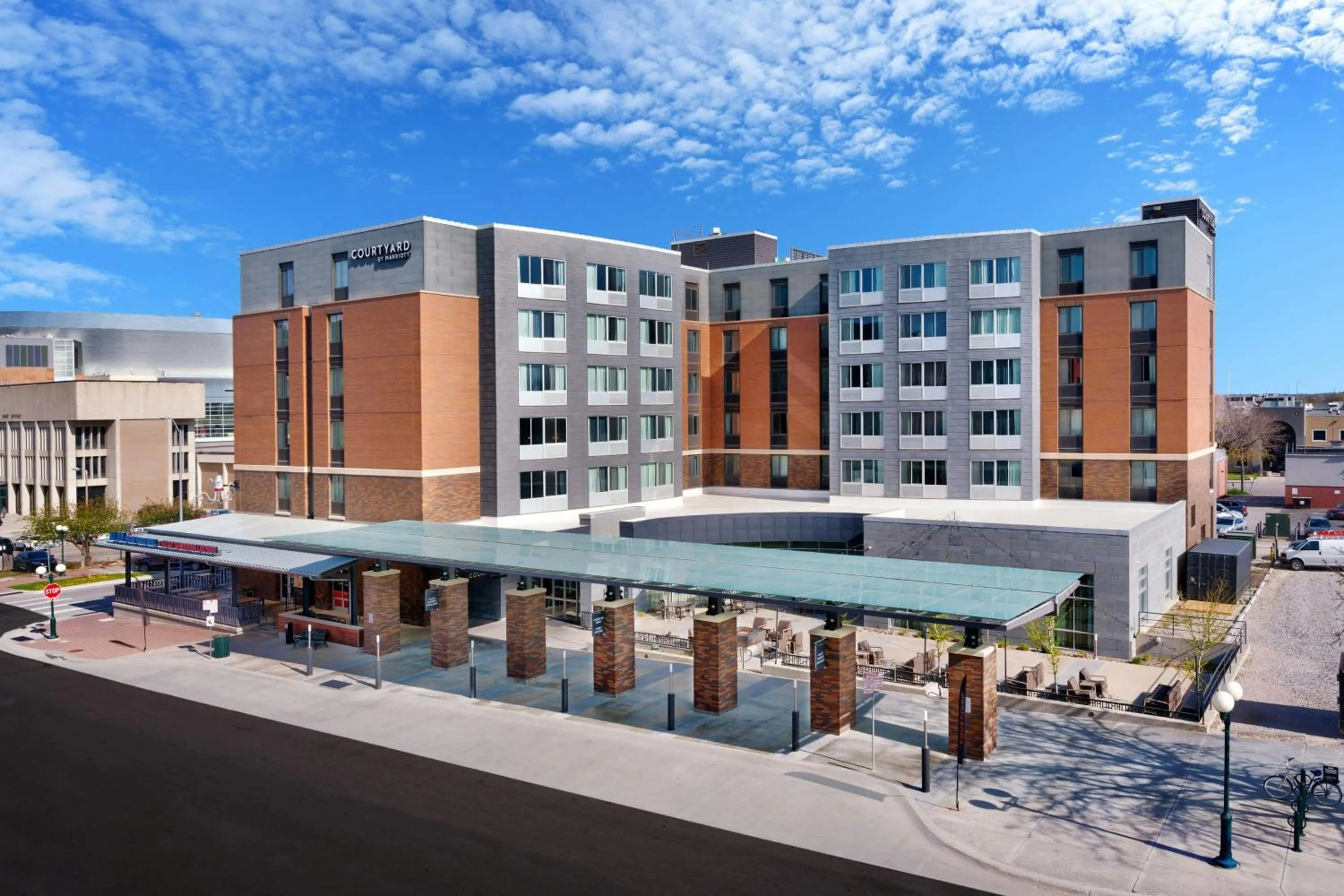 Property building in Courtyard Lincoln Downtown