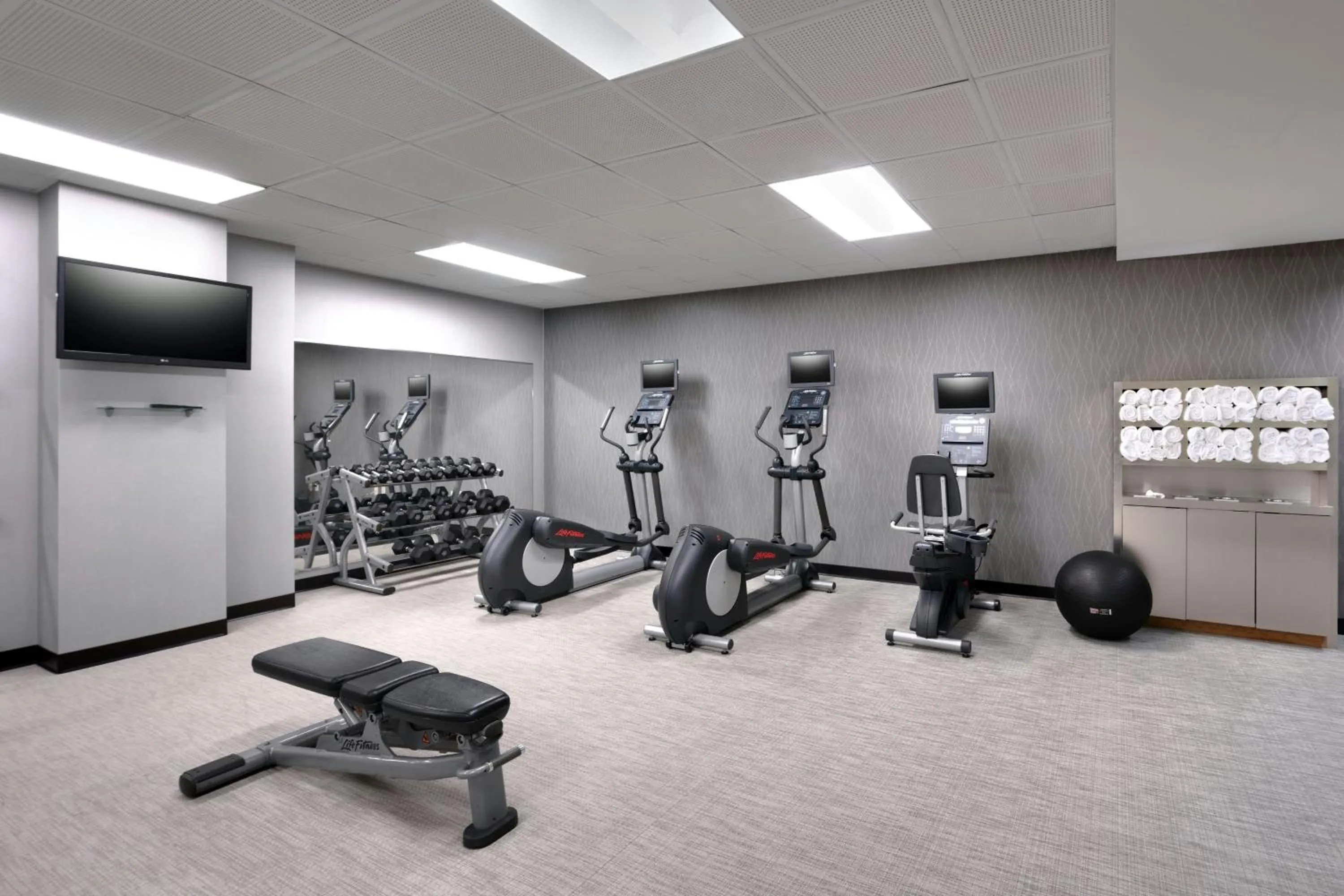Fitness centre/facilities in Courtyard Lincoln Downtown
