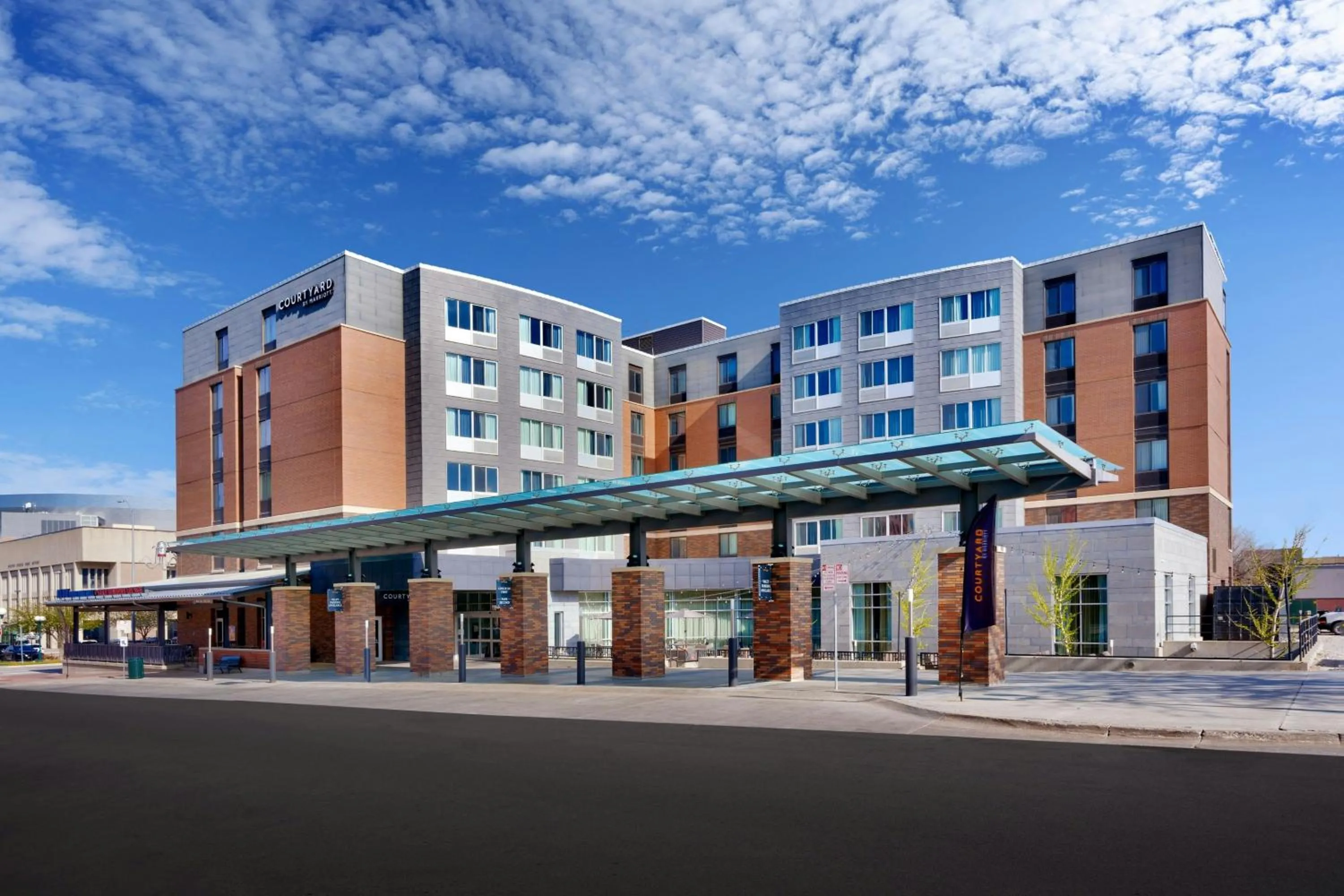 Property building in Courtyard Lincoln Downtown