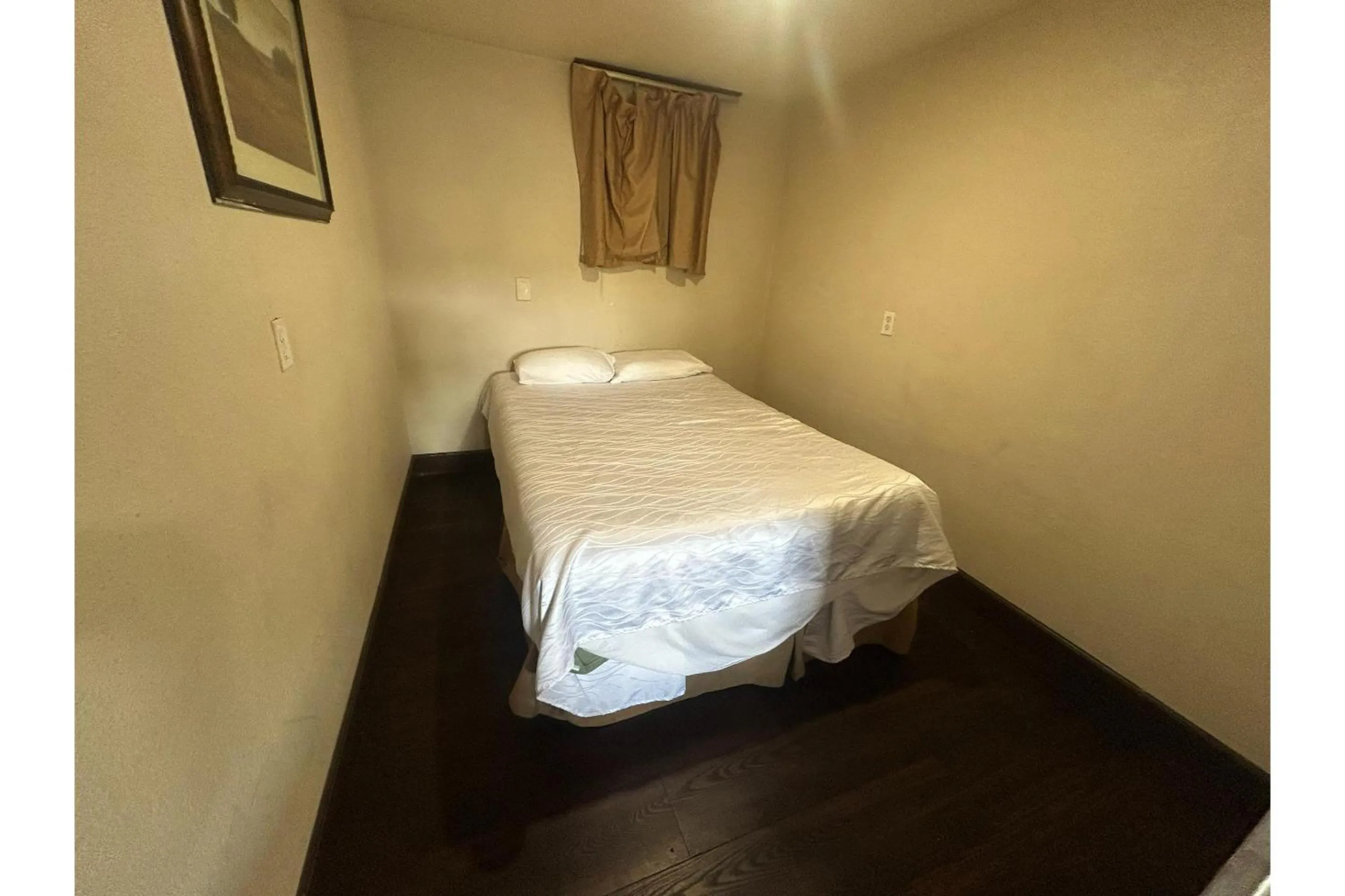 Bedroom, Bed in Del Rancho Motel By Townhouse Portland OR Hwy 205