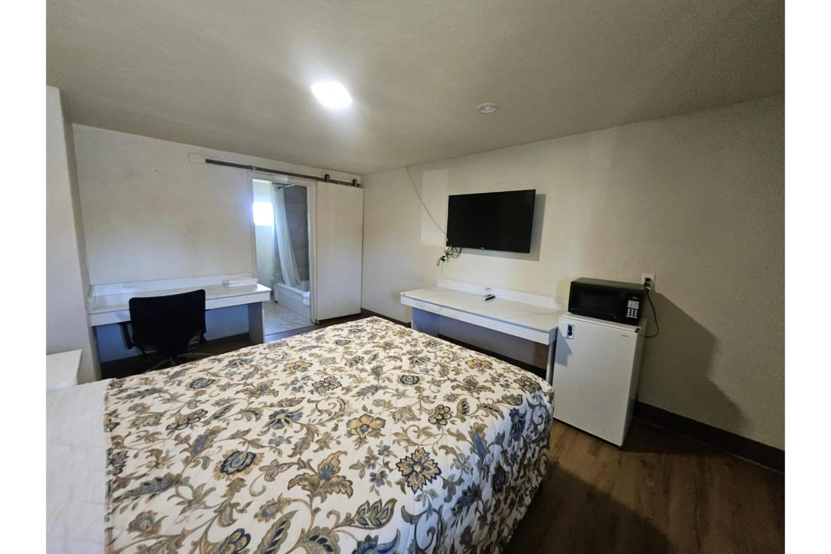 Bedroom, Bed in Del Rancho Motel By Townhouse Portland OR Hwy 205