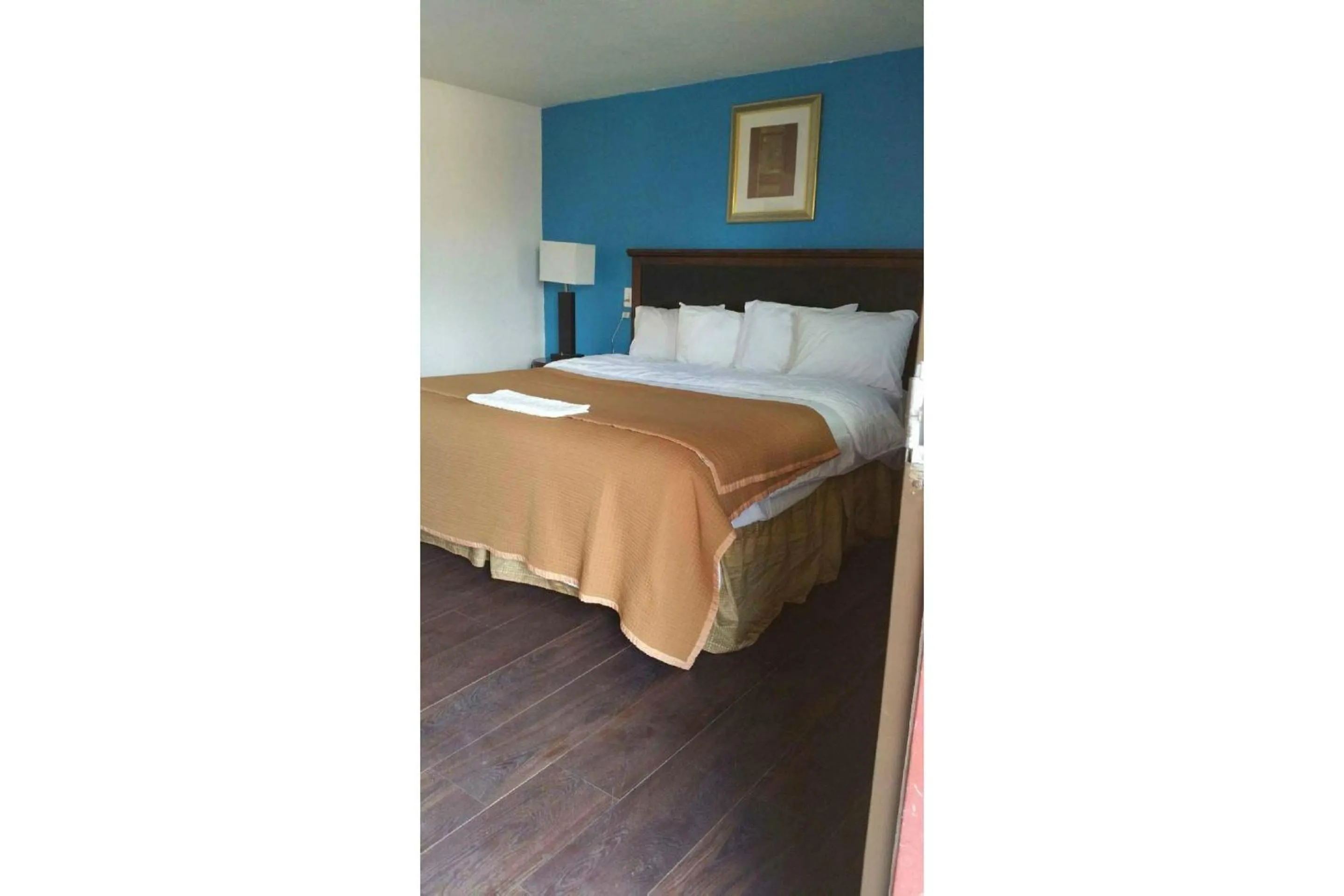 Bedroom, Bed in Del Rancho Motel By Townhouse Portland OR Hwy 205