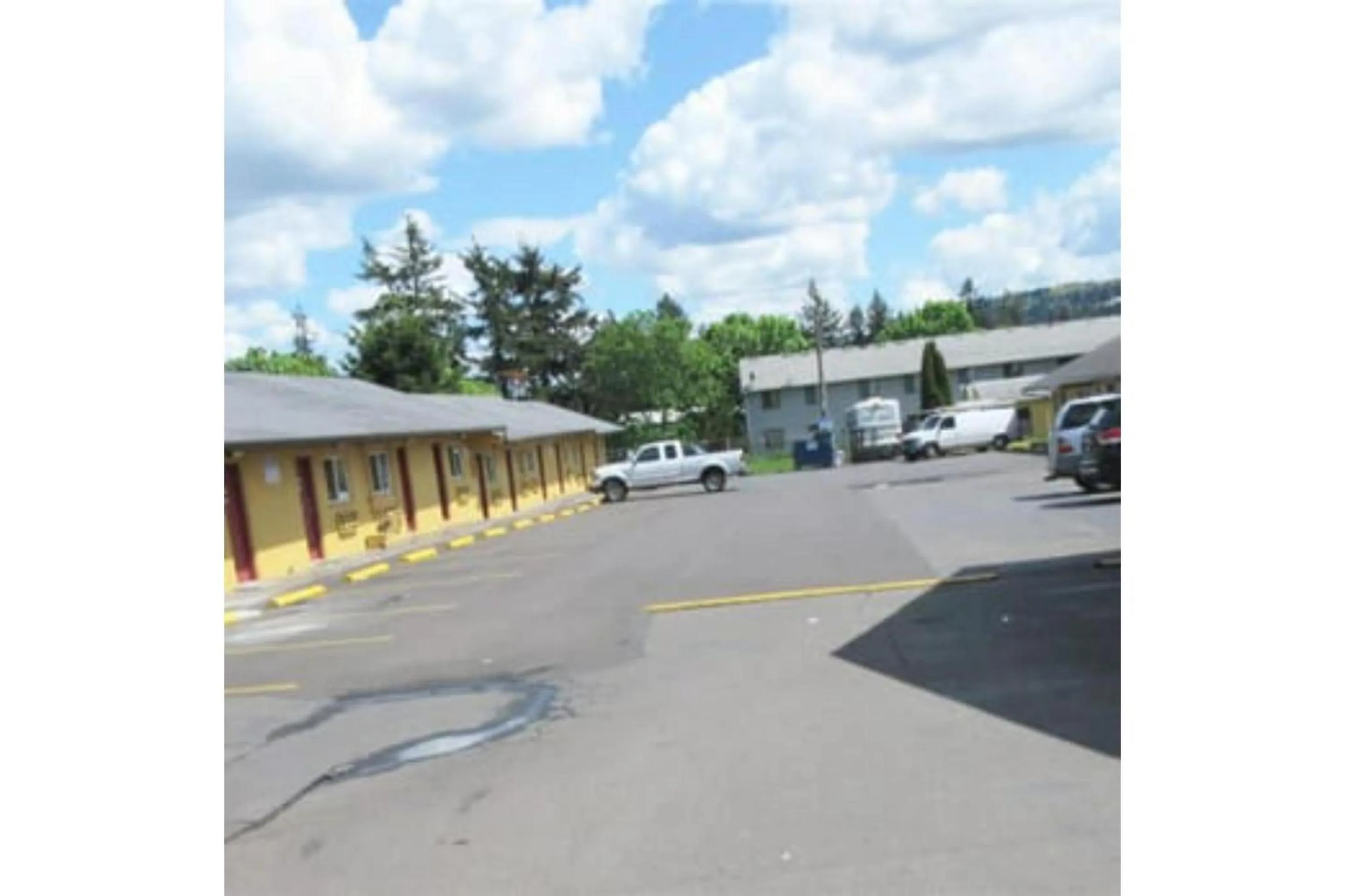 Parking in Del Rancho Motel By Townhouse Portland OR Hwy 205