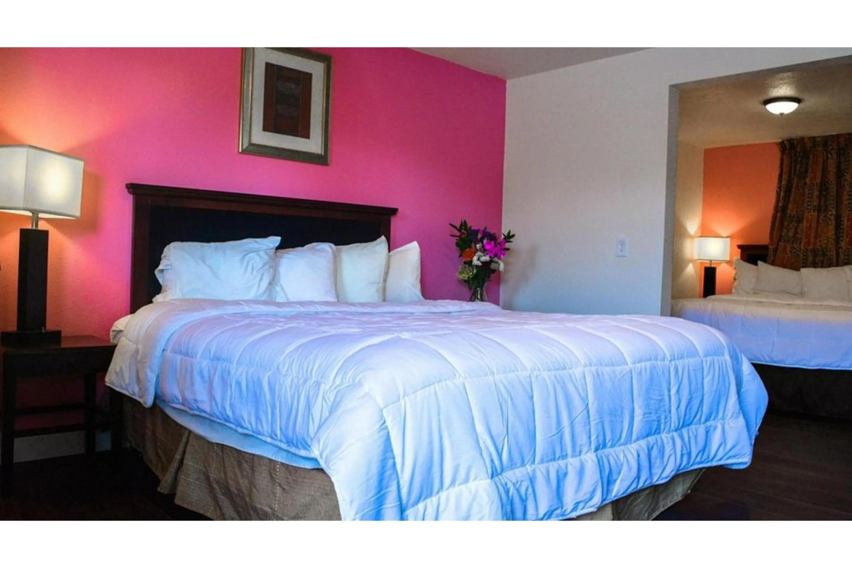 Bedroom, Bed in Del Rancho Motel By Townhouse Portland OR Hwy 205