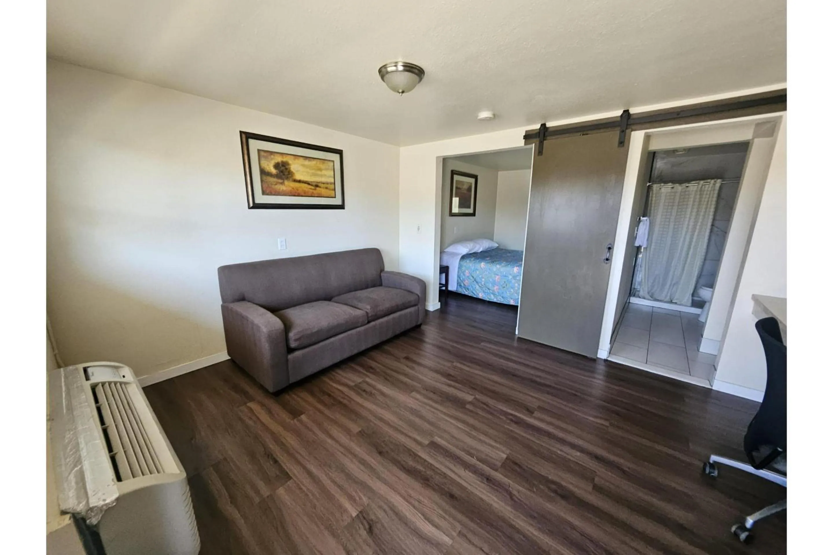 Bedroom, Bed in Del Rancho Motel By Townhouse Portland OR Hwy 205