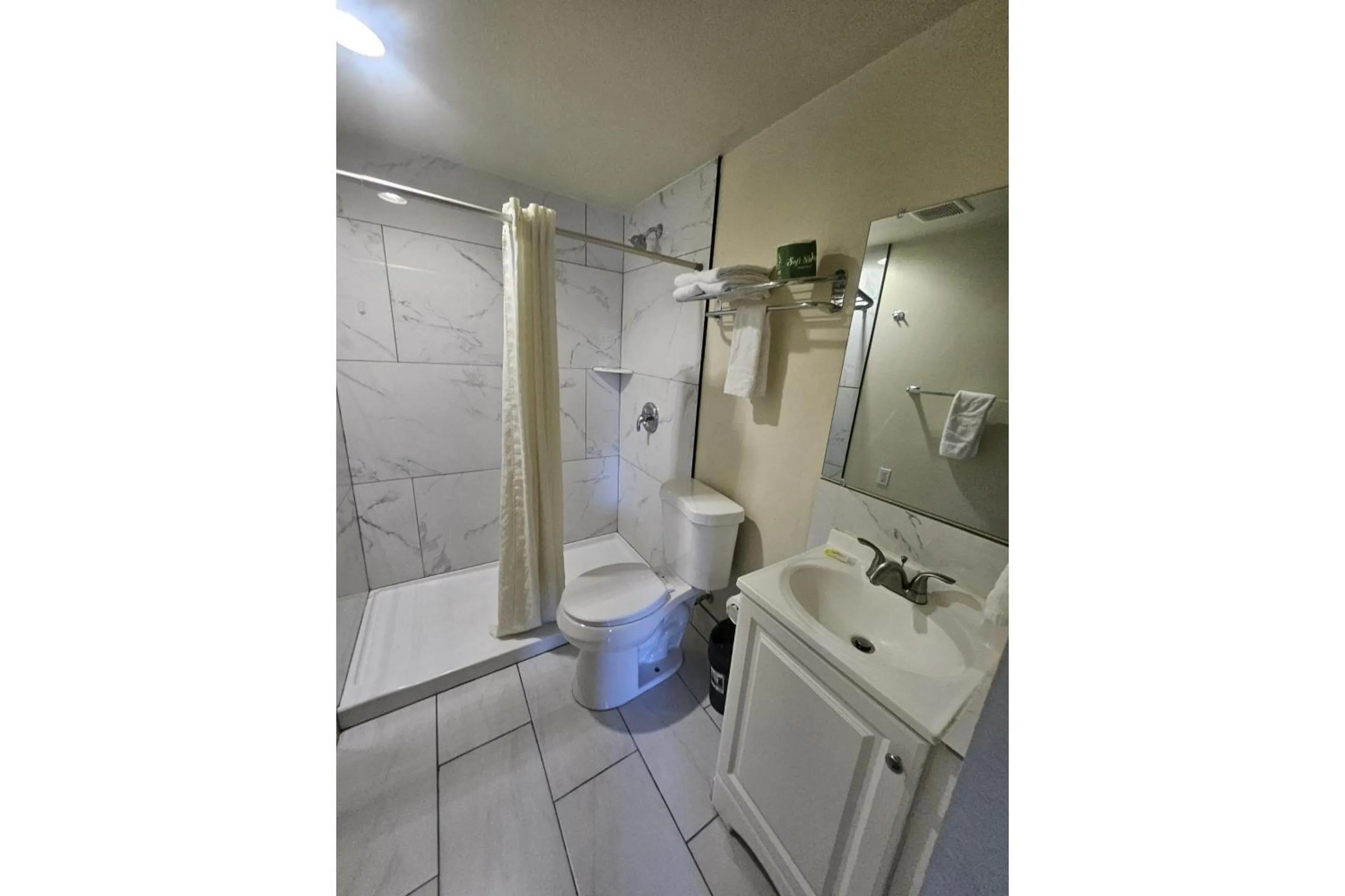 Bathroom in Del Rancho Motel By Townhouse Portland OR Hwy 205