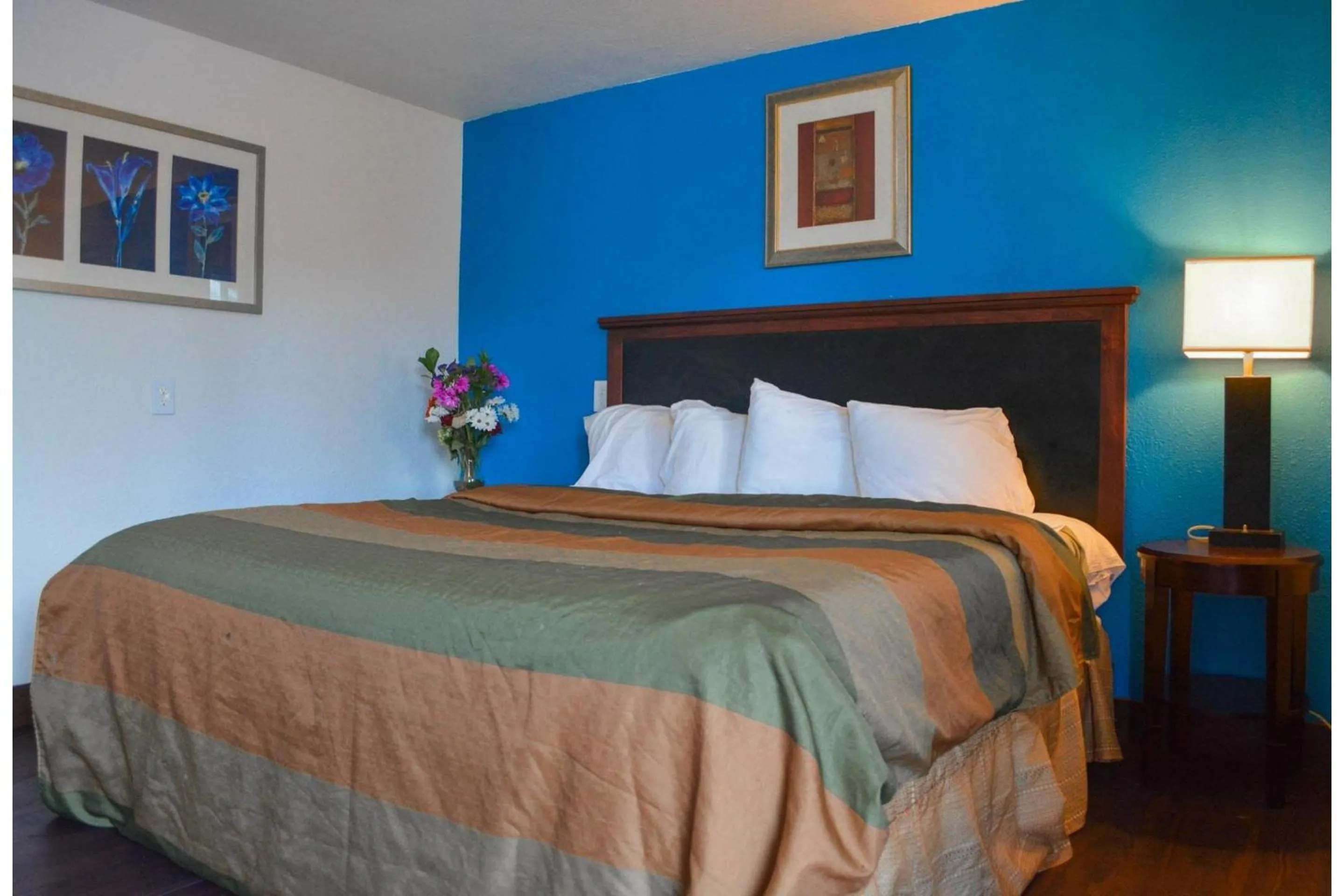 Bedroom, Bed in Del Rancho Motel By Townhouse Portland OR Hwy 205