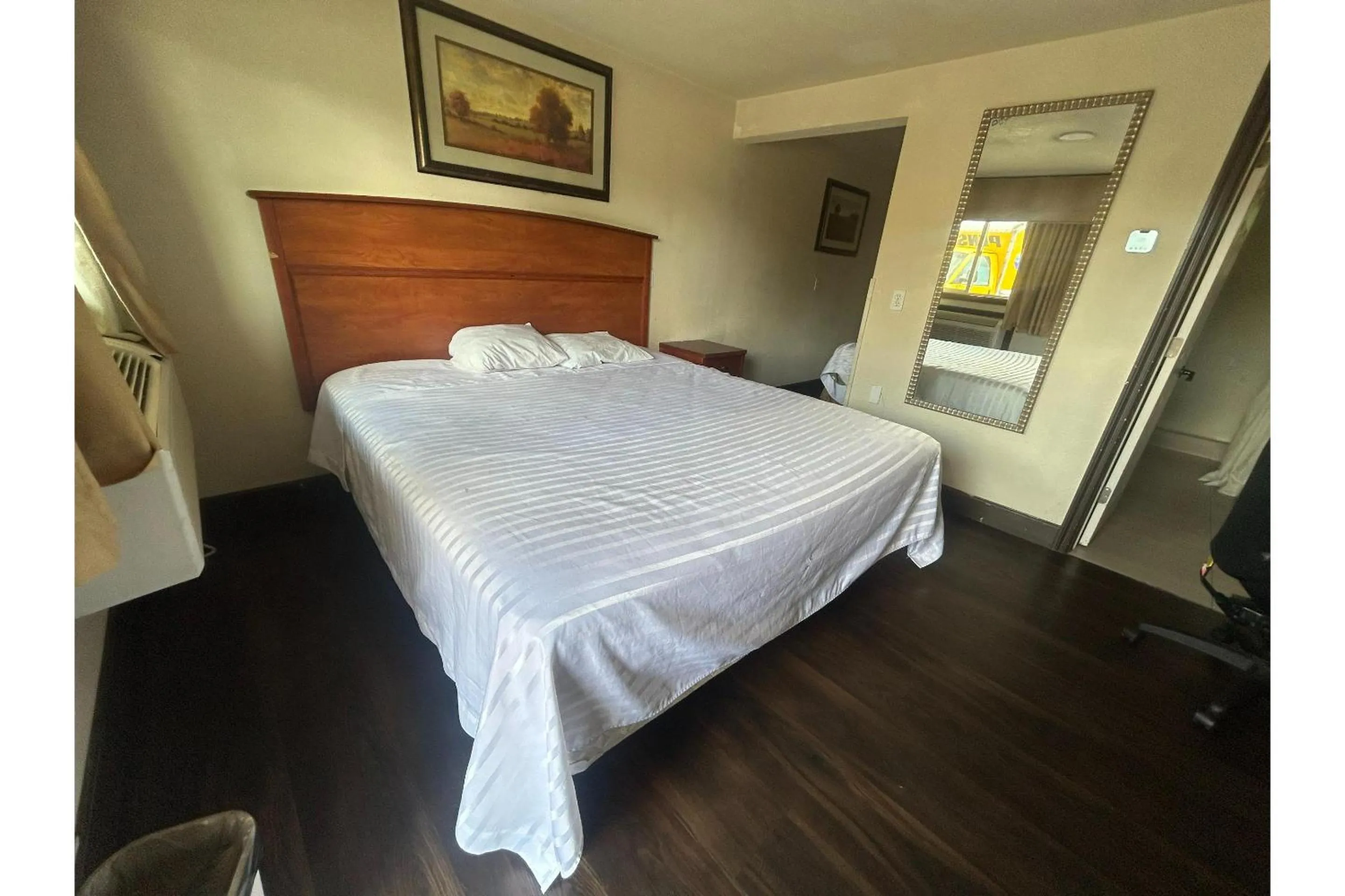 Bedroom, Bed in Del Rancho Motel By Townhouse Portland OR Hwy 205