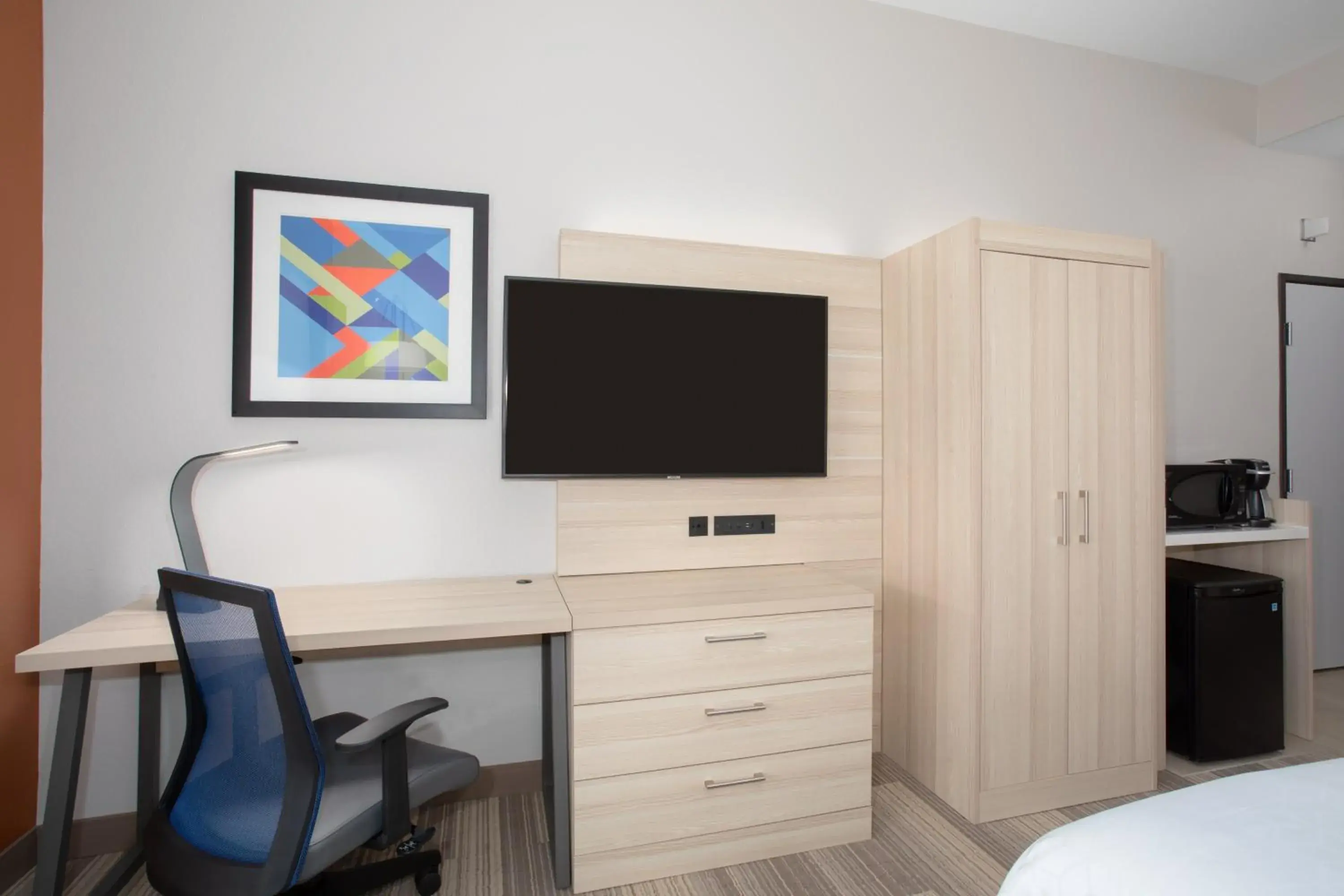 King Room - Mobility Access/Hearing Accessible in Holiday Inn Express & Suites Phoenix Glendale Dist by IHG King Room - Mobility Access/Hearing Accessible in Holiday Inn Express & Suites Phoenix Glendale Dist by IHG