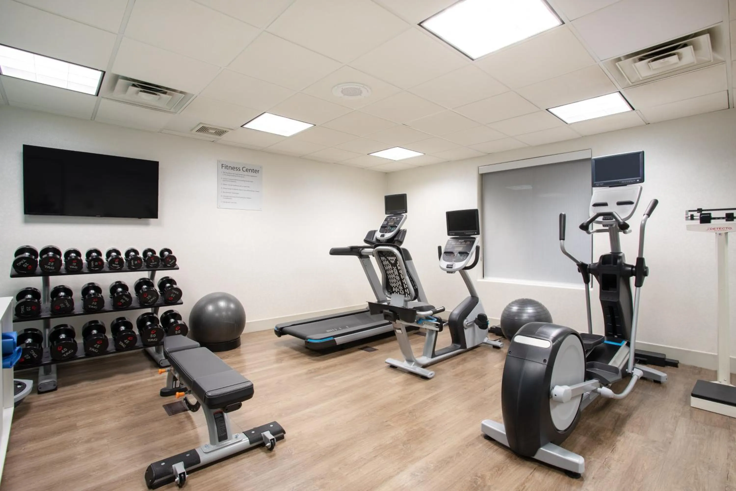 Fitness centre/facilities in Holiday Inn Express & Suites Phoenix Glendale Dist by IHG