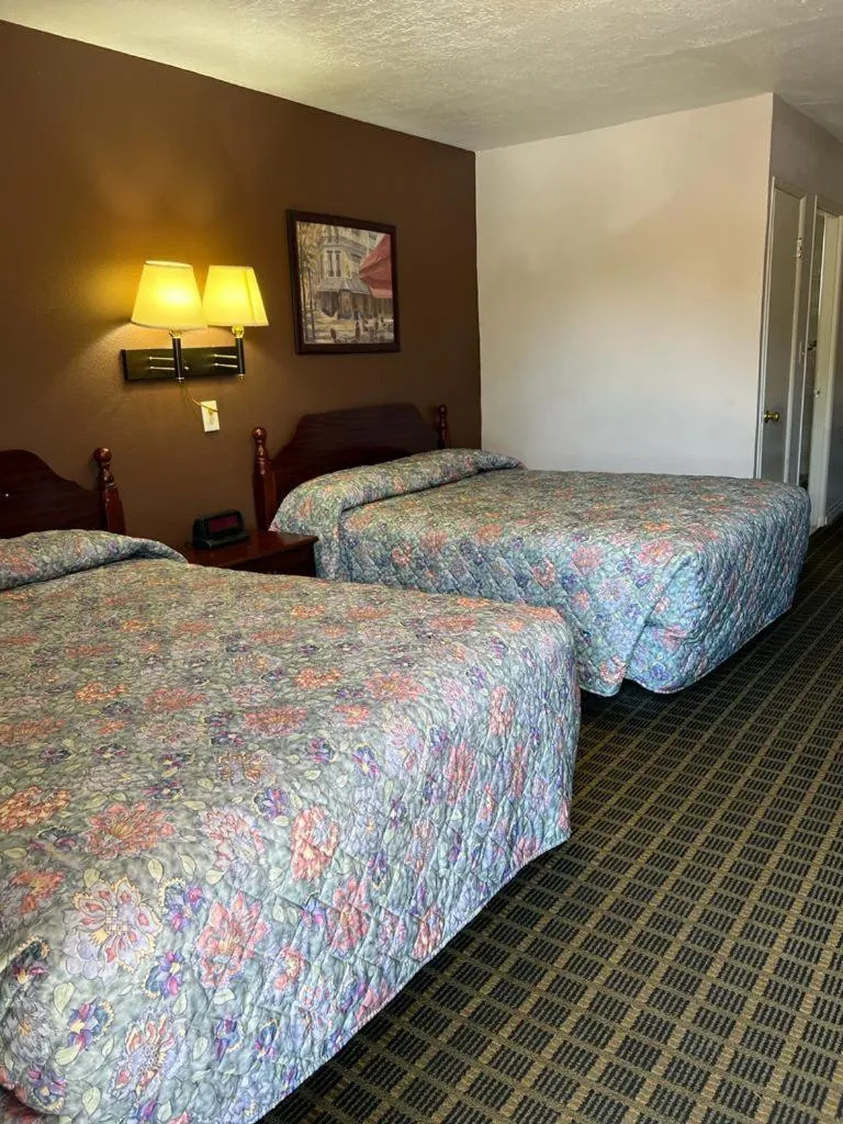 Bed in Aaron Motel