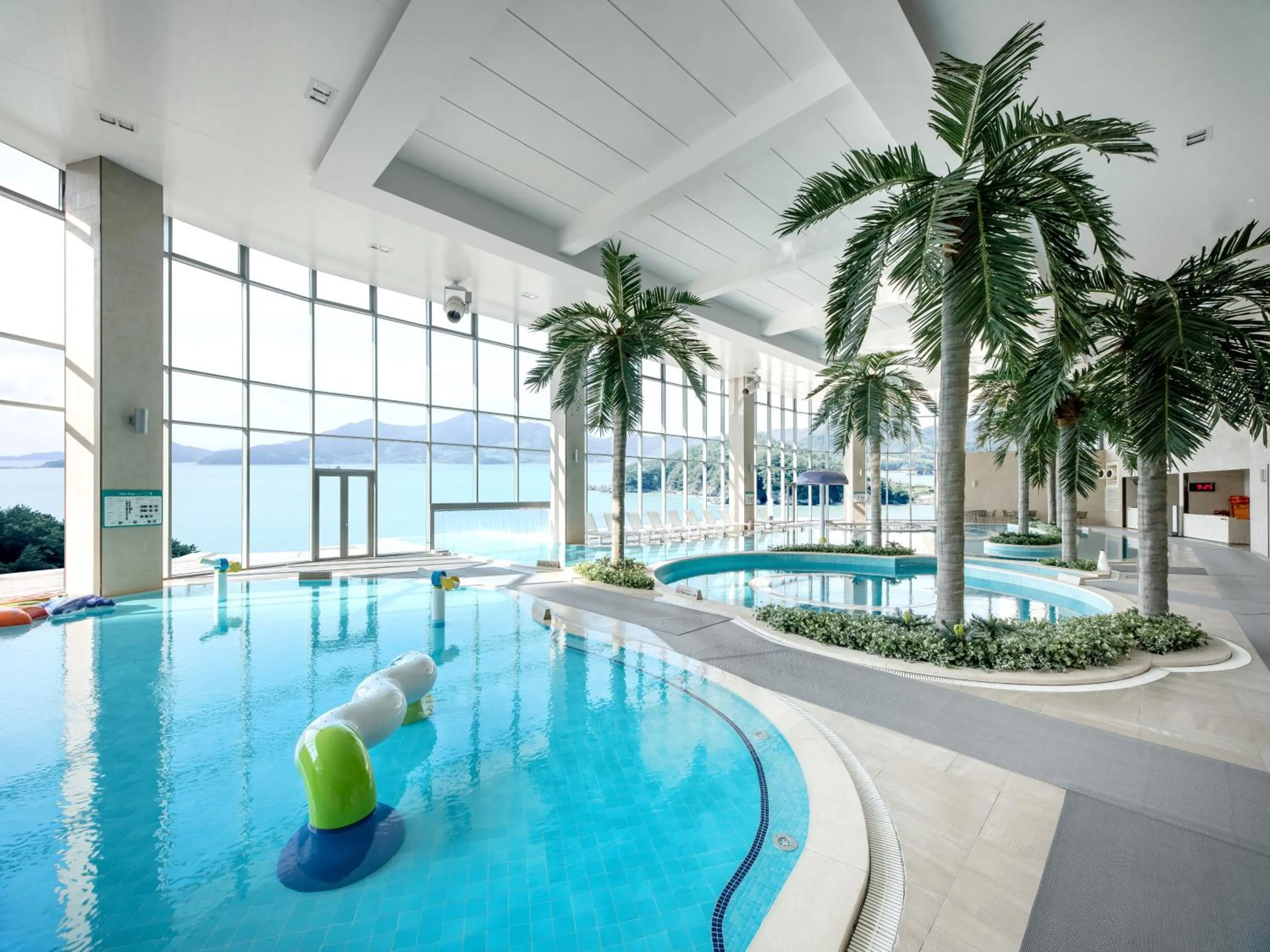 Swimming pool in Hanwha Resort Geoje Belvedere